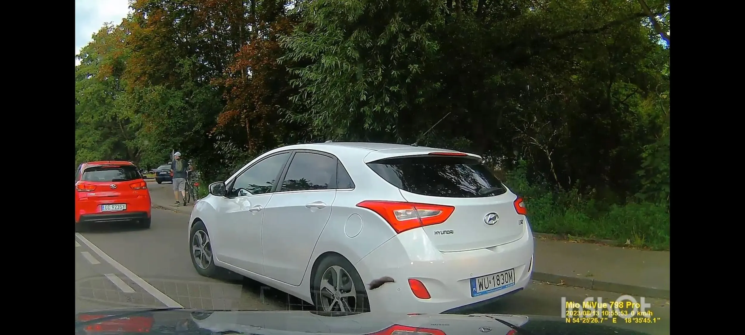 Kobieta działa na próbę wyłudzenia odszkodowania. Wymusza pierwszeństwo i prowokacyjnie pokazuje fakersa, czekając chyba na dalszy rozwój sytuacji. Gdańsk 13.08.