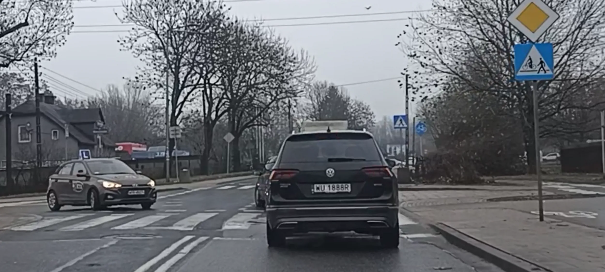 Bandyta drogowy przejeżdża przez przejście dla pieszych i nie ustąpił pierwszeństwa pieszym