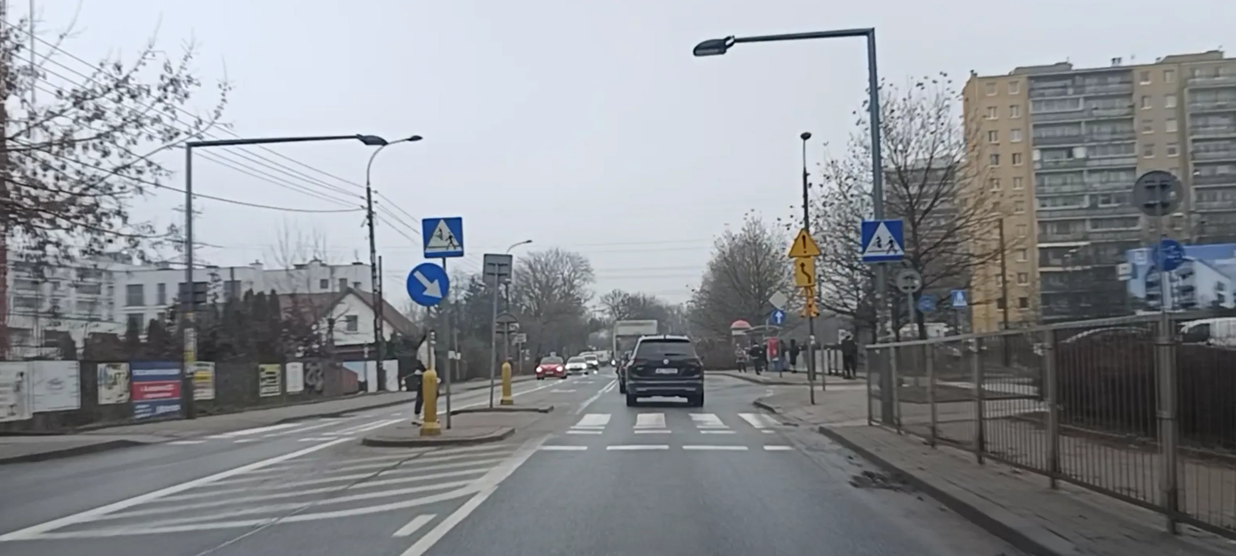 Bandyta drogowy przejeżdża przez przejście dla pieszych i nie ustąpił pierwszeństwa pieszym