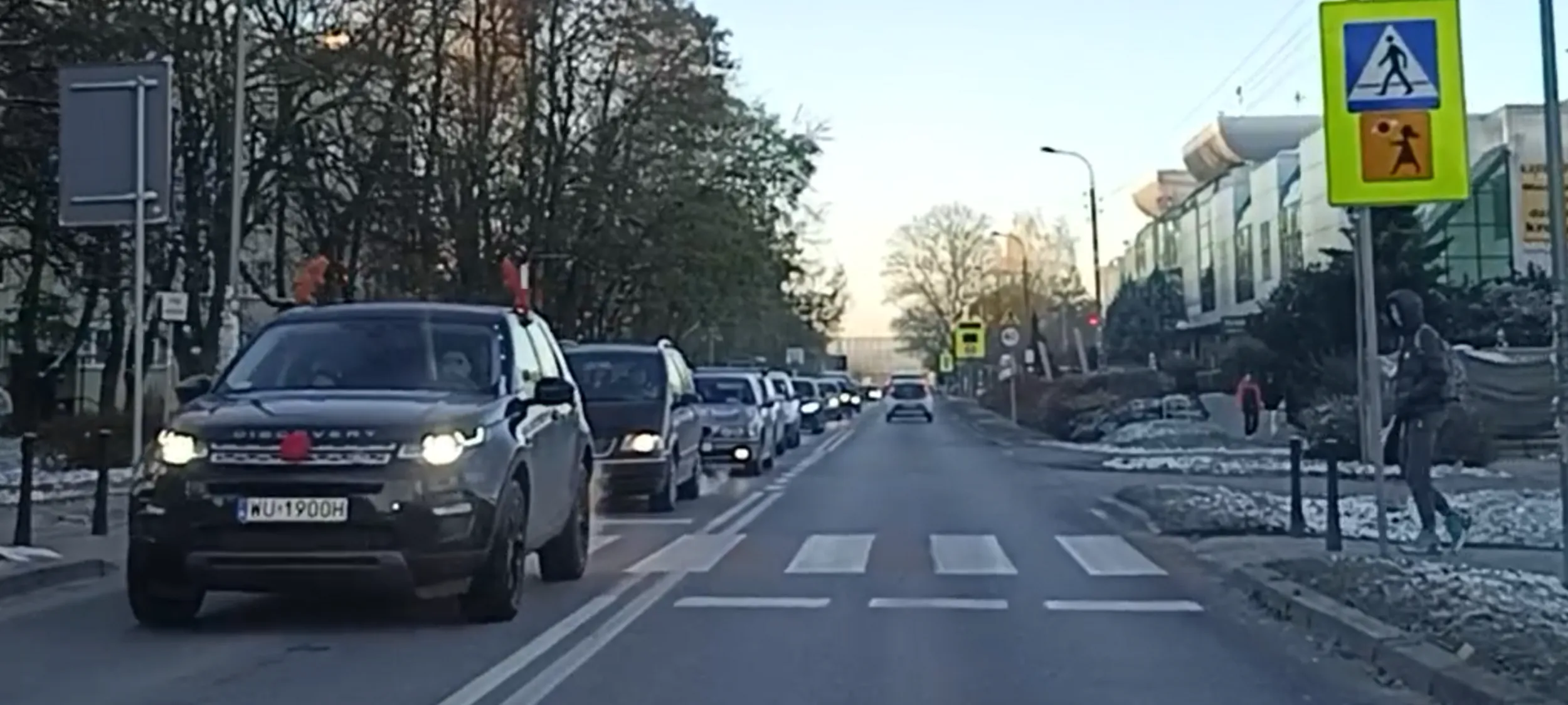 Przejazd przez przejście dla pieszych i bez z ustąpienia pierwszeństwa pieszym.