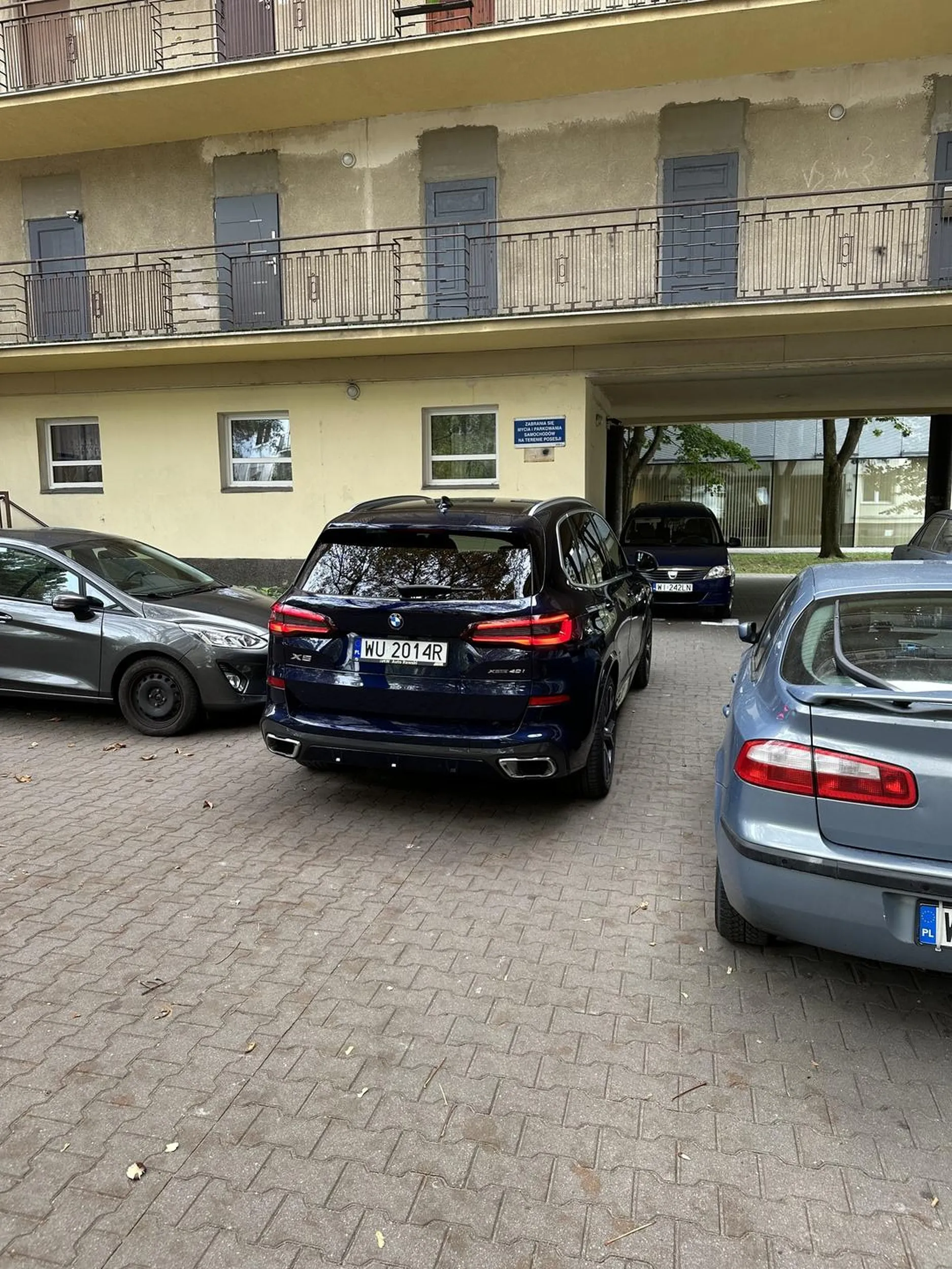 Kierowca które swoje kompleksy związane z długością przyrodzenia leczy zakupem dużego BMW, o wystającą słomę z butów można się potknąć. Pogarda do mieszkańców bloków komunalnych straszna. Przyjechał, dymil i smierdzial tym swoim autem, na prośbę o wyłączenie silnika zaczal się śmiać i obrażać ludzi, potem kłamać w żywe oczy straży miejskiej. Paniusia kłócącą się ze „nie ma gdzie zaparkować przecież” jeszcze gorsza. Jest gdzie, ale takie wielkie nowobogackie paniska nie przejdą stu metrów. Współczuje rodzinie!