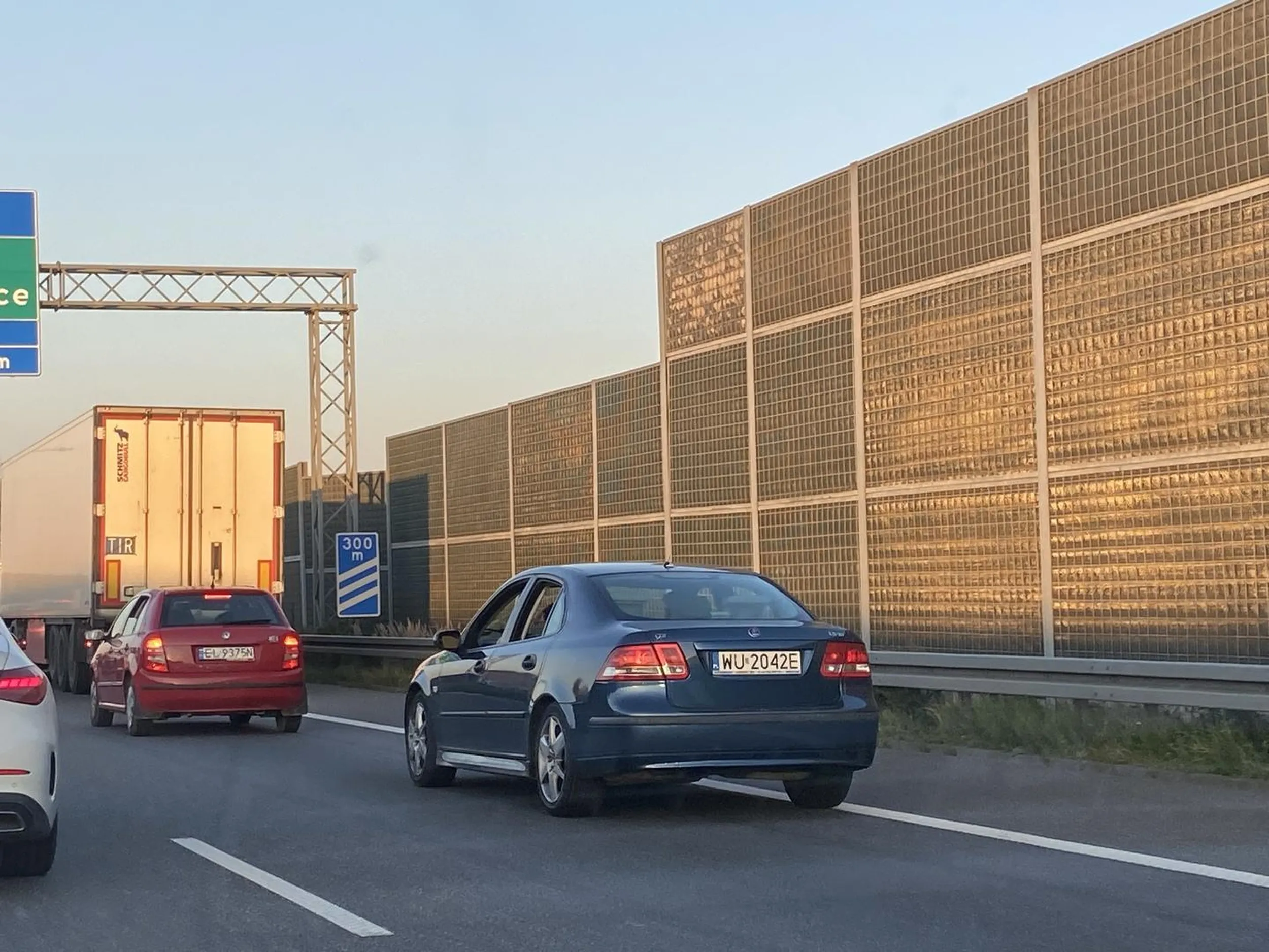 Pindzia w Sabie omija na chama korek pasem technicznym