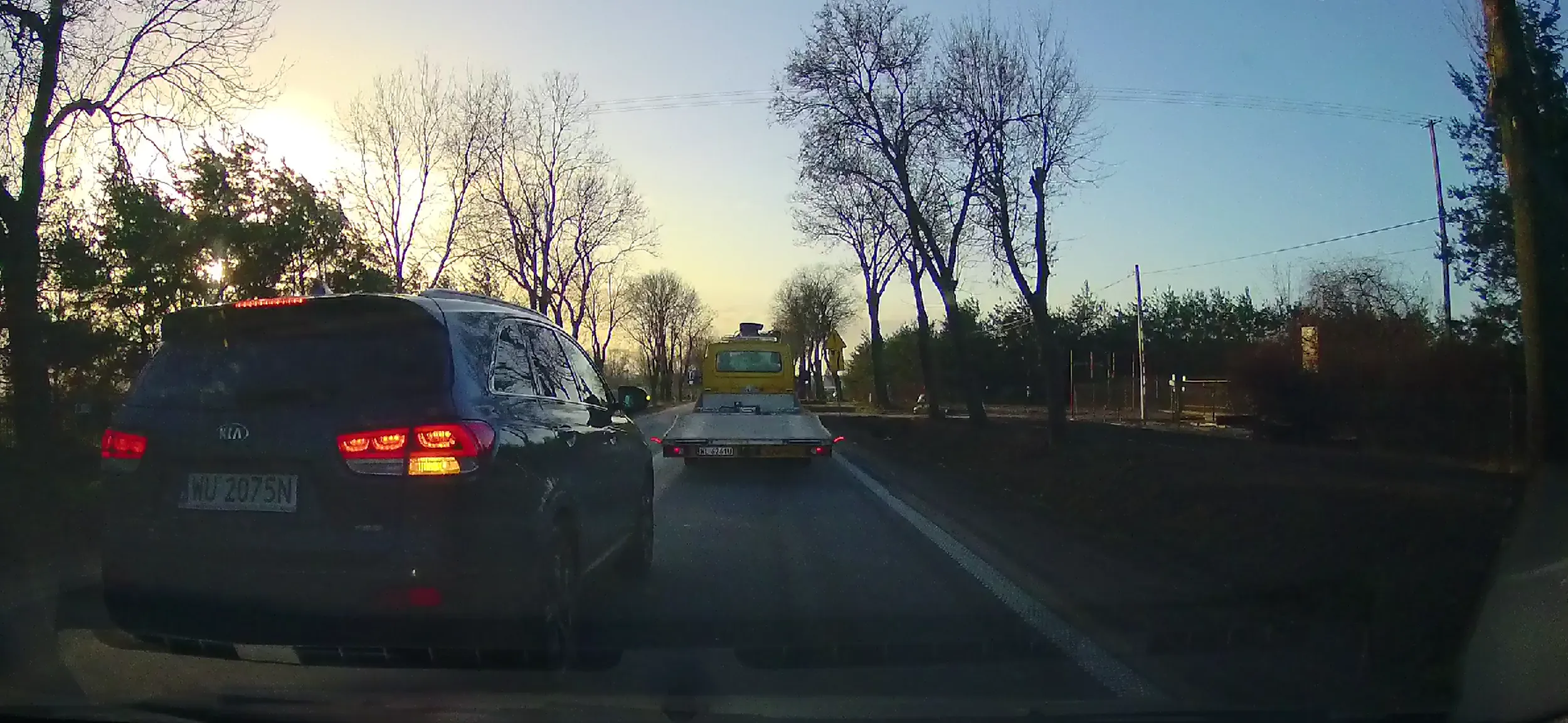 Najprawdopodobniej kobieta za kierownicą. Wyprzedza jak nie ma miejsca do bezpiecznego wykonania manewru przez co wciska się i zmusza do hamowania.