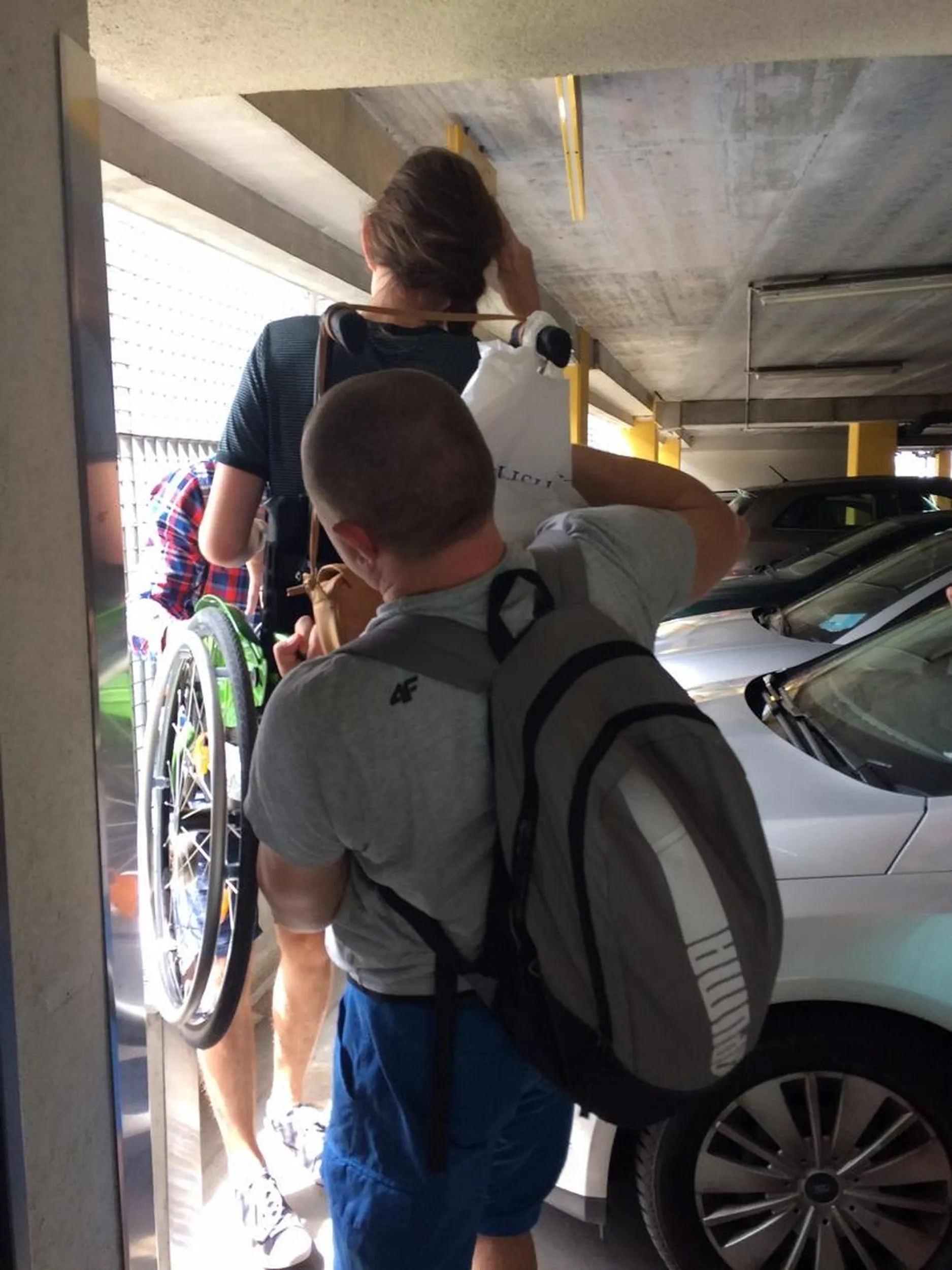 Gratulacje parkowania, nieważne, że niektórzy nie mają jak wyjść z Galerii na parking.