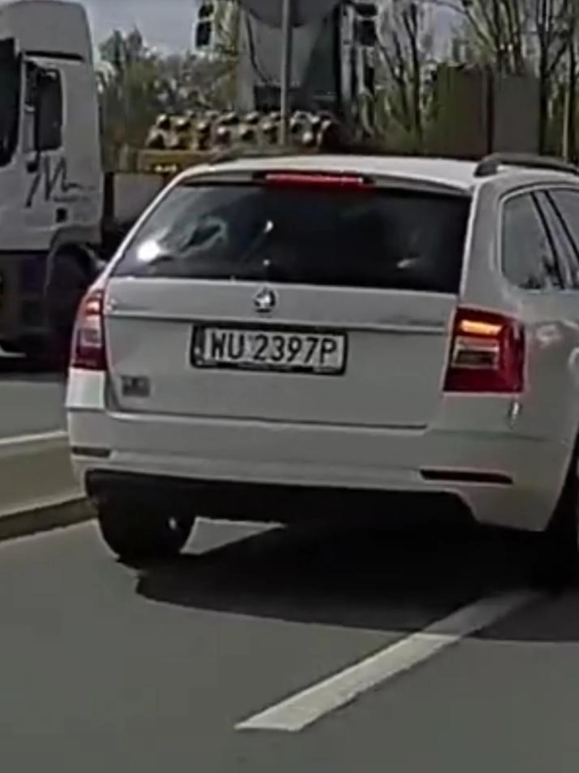 Drogowy bandyta. Uderza w samochód po czym ucieka.