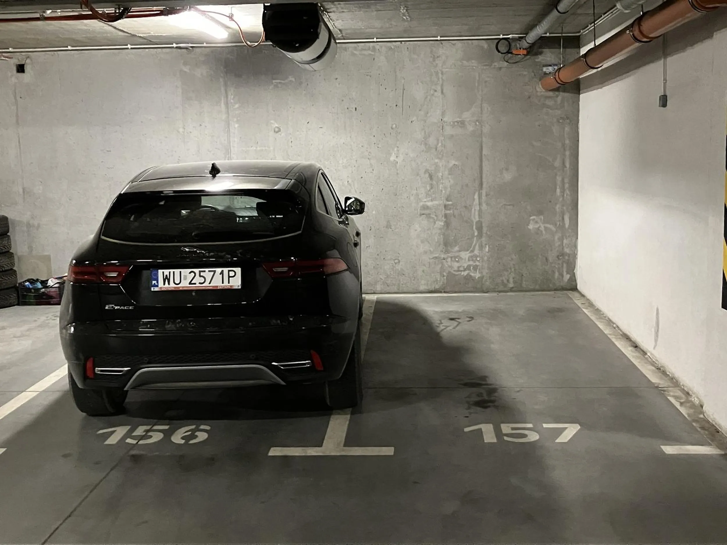 Mistrz parkowania w garażu podziemnym. Najważniejsze że czarny jaguar się zmieścił?