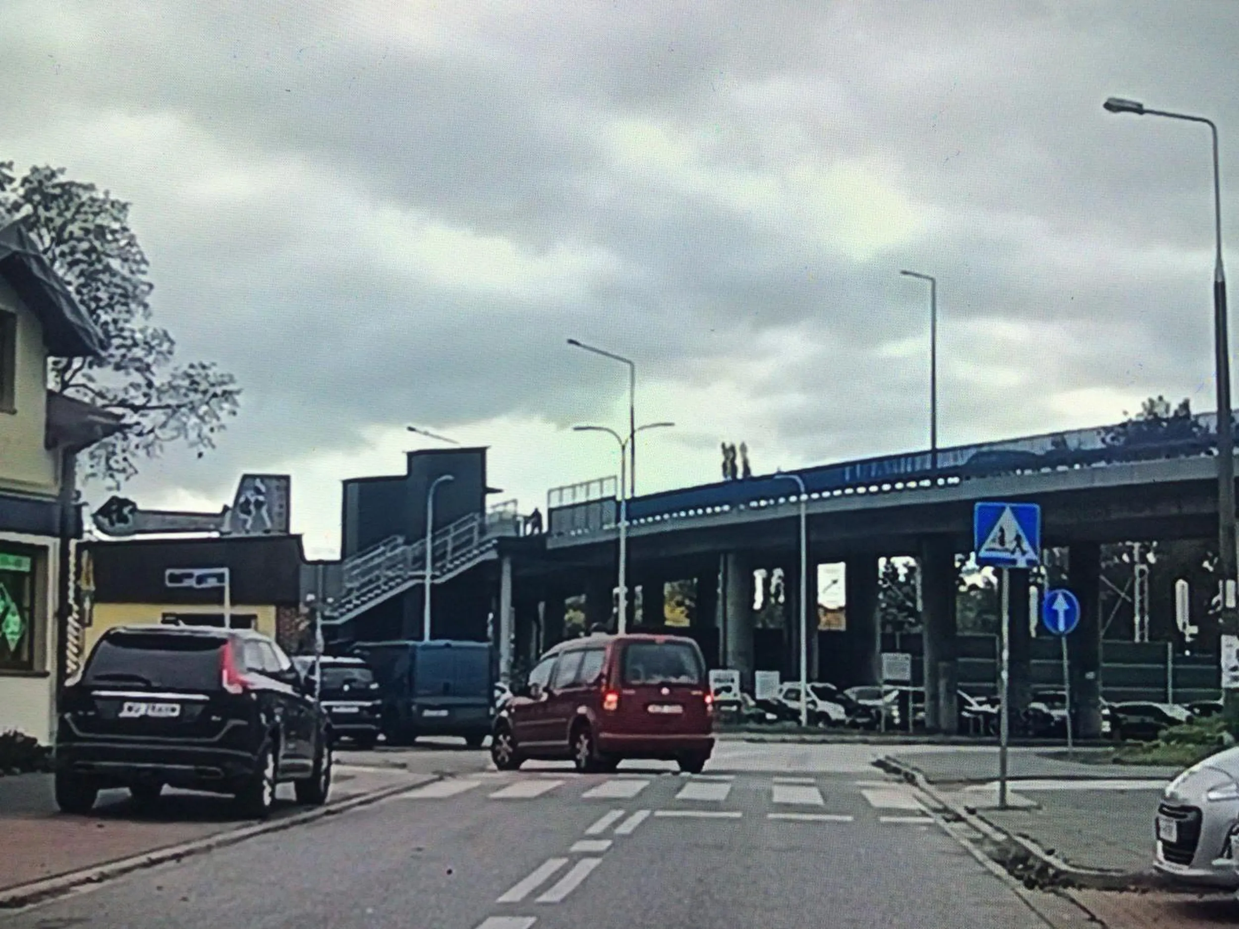 Parkowanie przy przejściu dla pieszych to zbrodnia drogowa i wstyd :P