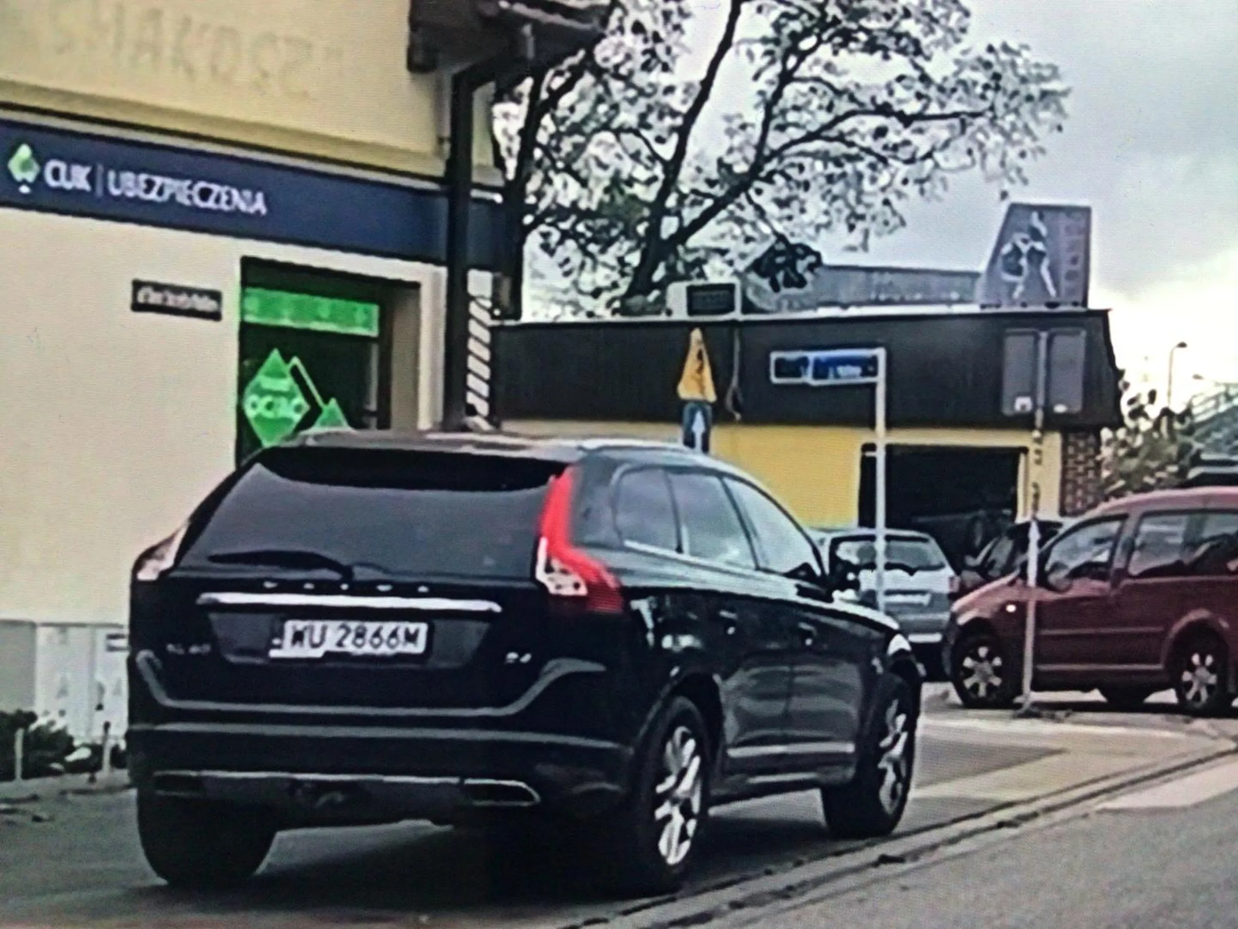 Parkowanie przy przejściu dla pieszych to zbrodnia drogowa i wstyd :P