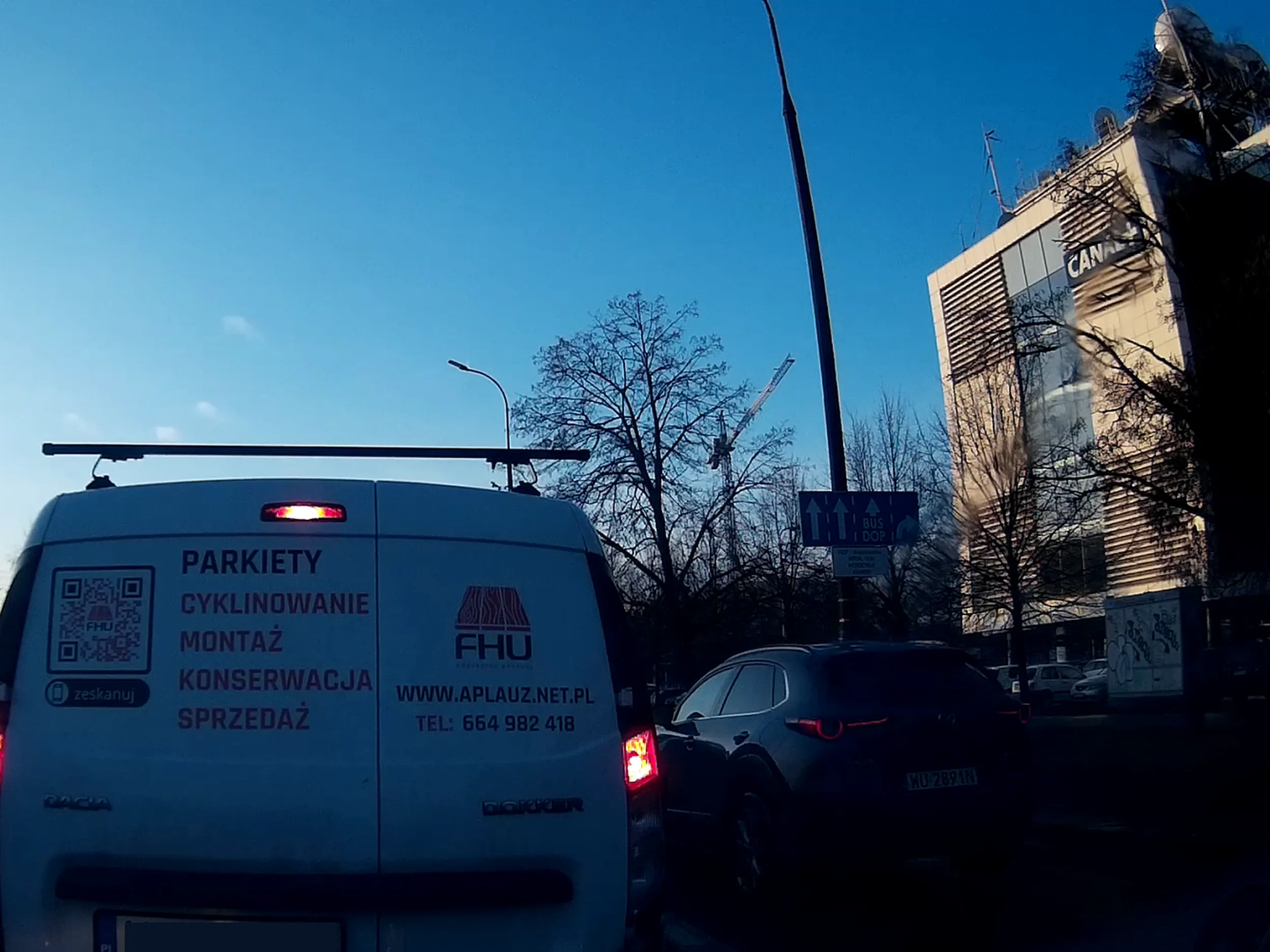 Fiut jeździ po buspasie i omija korek