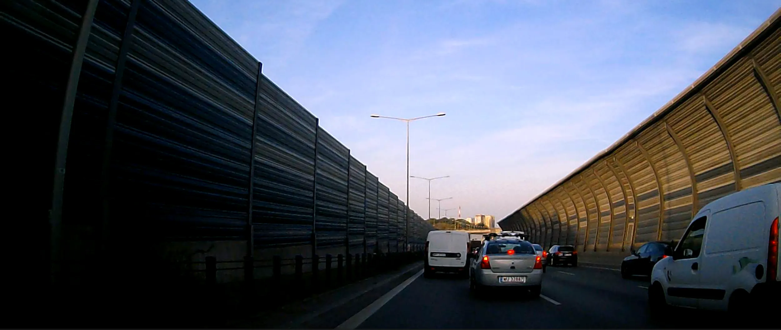 S8 w Warszawie - jeździ cały czas praktycznie dwoma pasami tak jak na załączonym obrazku. Wyhamowuje motocyklistów.