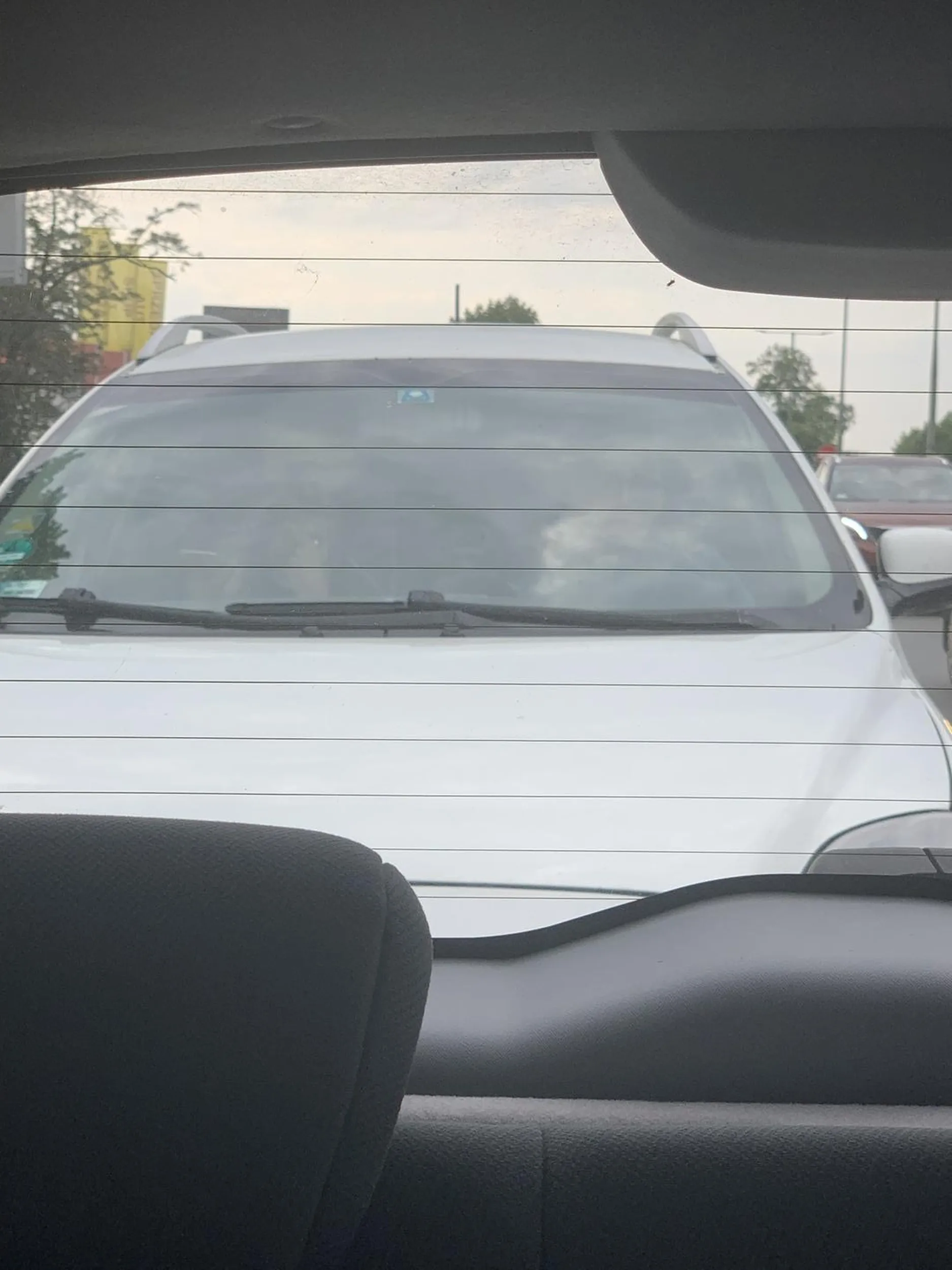 Ten kierowca jeździ bardzo nieprzepisowo, cały czas siedzi nam na dupie i na nas trąbi chociaż jedziemy z normalną prędkością….