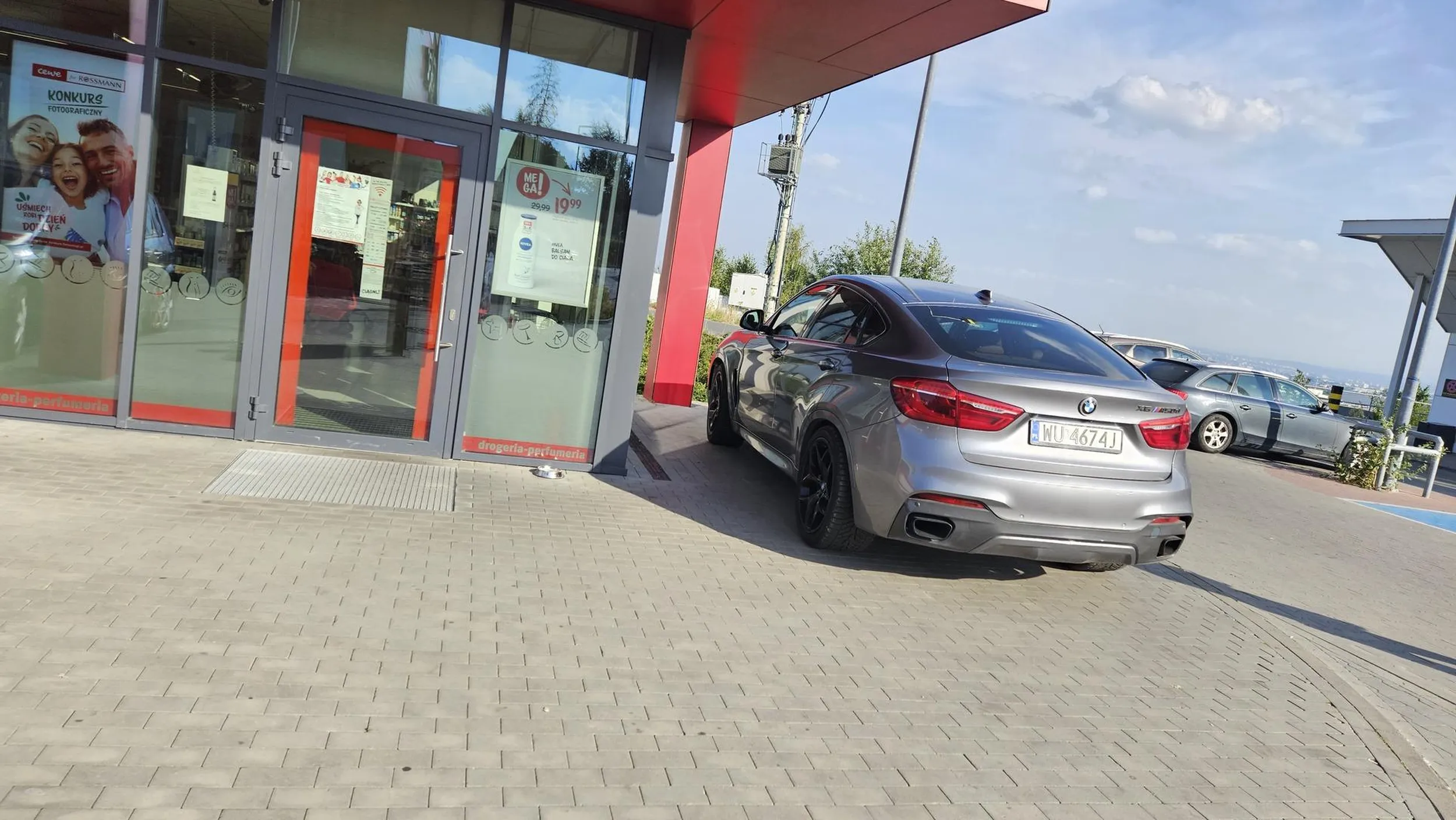 Kolejne BeeMWu które chcialo wjechac do rossmanna