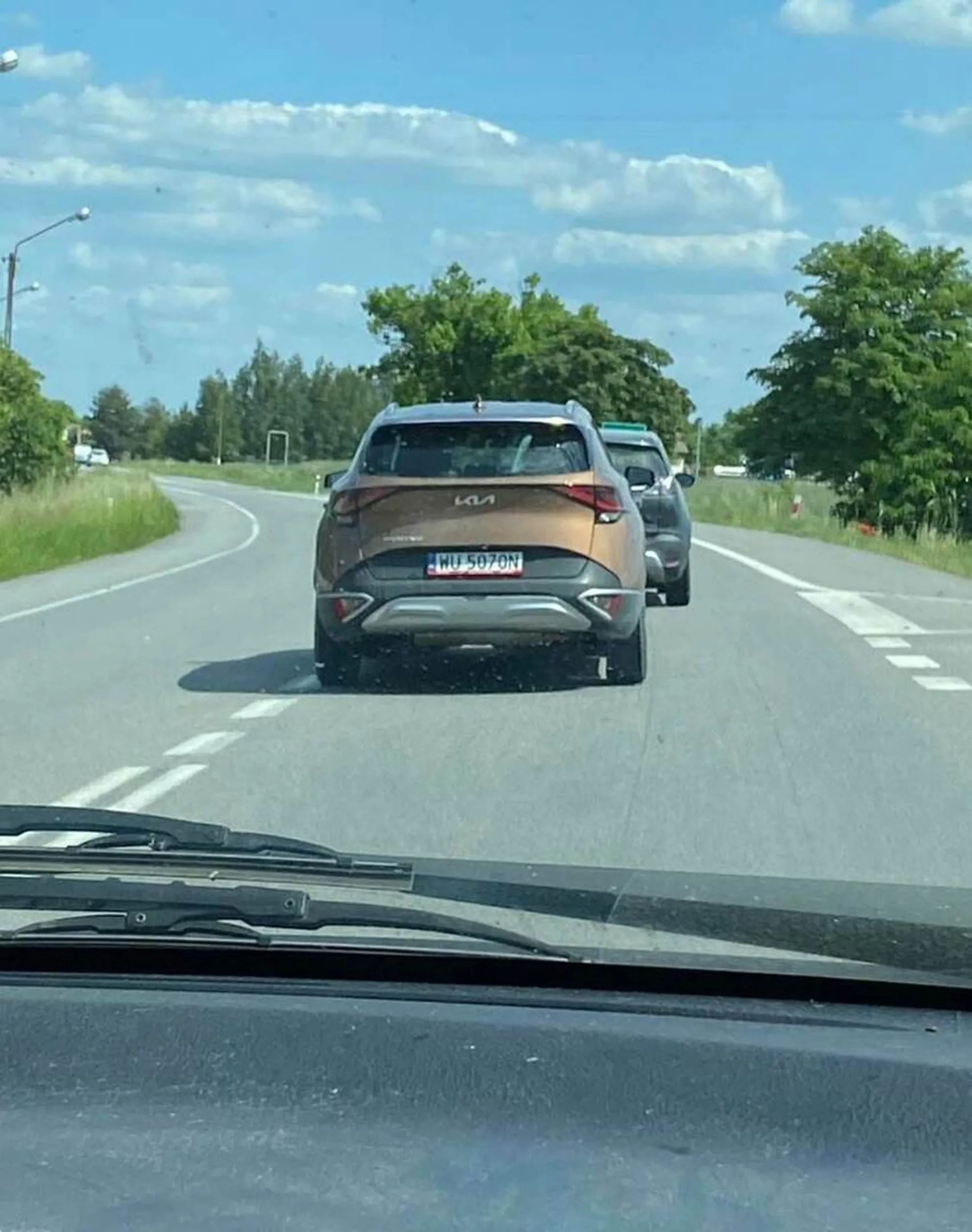 Szanowny pan wyjeżdżając z podporządkowanej w miejscowości Walichnowy wymusił pierwszeństwo ....pieprzony HAM I PROSTAK wolał rozmowę przez telefon niż zatrzymanie się przed znakiem STOP i upewnienie się czy nic nie jedzie na pasie z pierwszeństwem co skutkowało gwałtownym moim hamowaniem i narażeniem dzieci na uszkodzenie ciała. Sprawa i nagranie zgłoszone na policję.