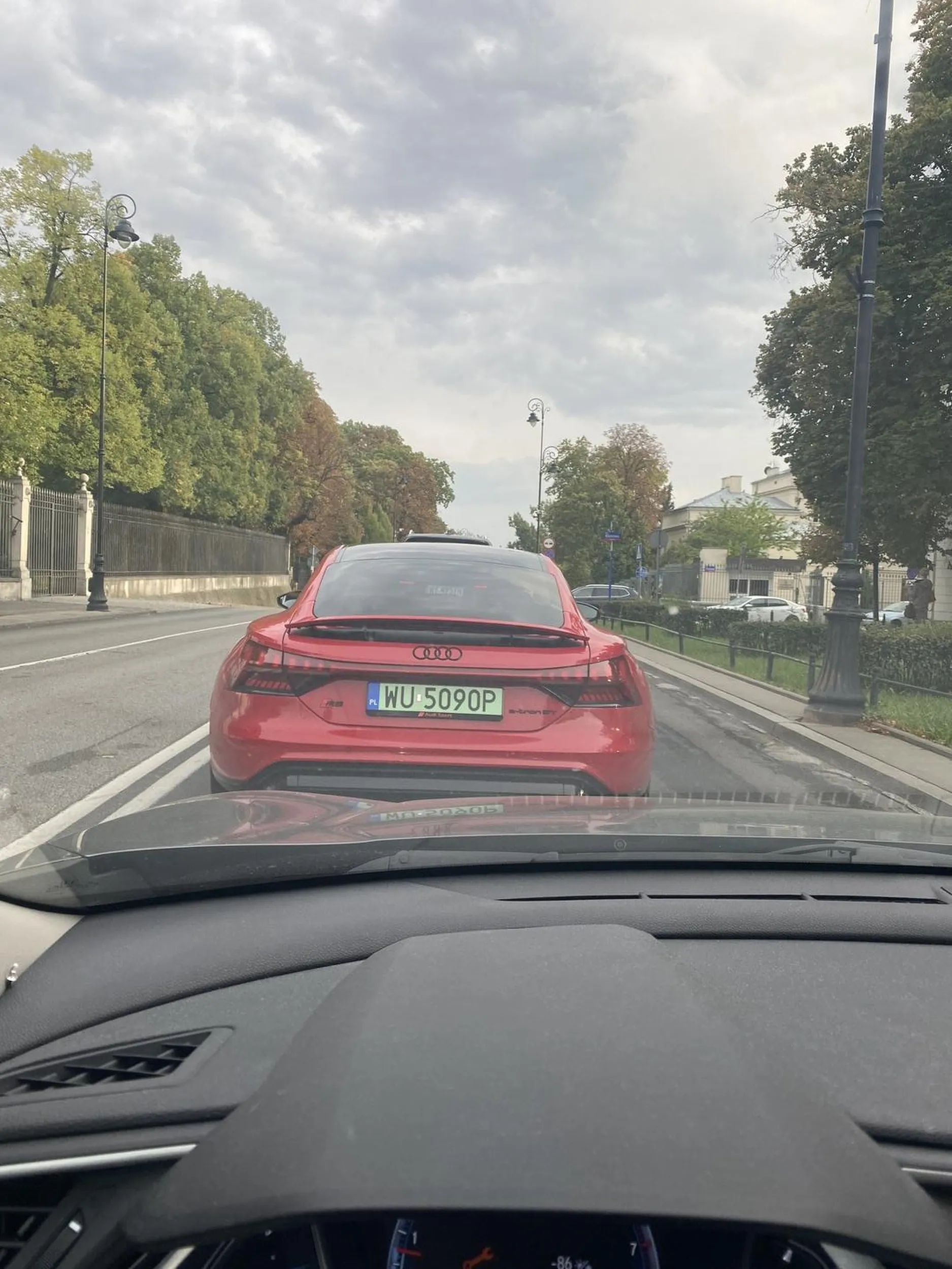 Pajac zajeżdża chamsko drogę z pasa, z którego powinien skręcić w prawo