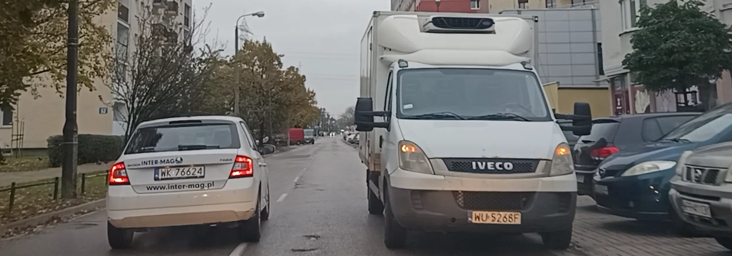 Kolejny dzień parkowania tego auta na jezdni, utrudnia ruch, nie mogłam wyjechać z miejsca parkingowego i musiałam czekać 20min, aż kierowca odjedzie i spóźniłam się do pracy. Wrrrrrr...