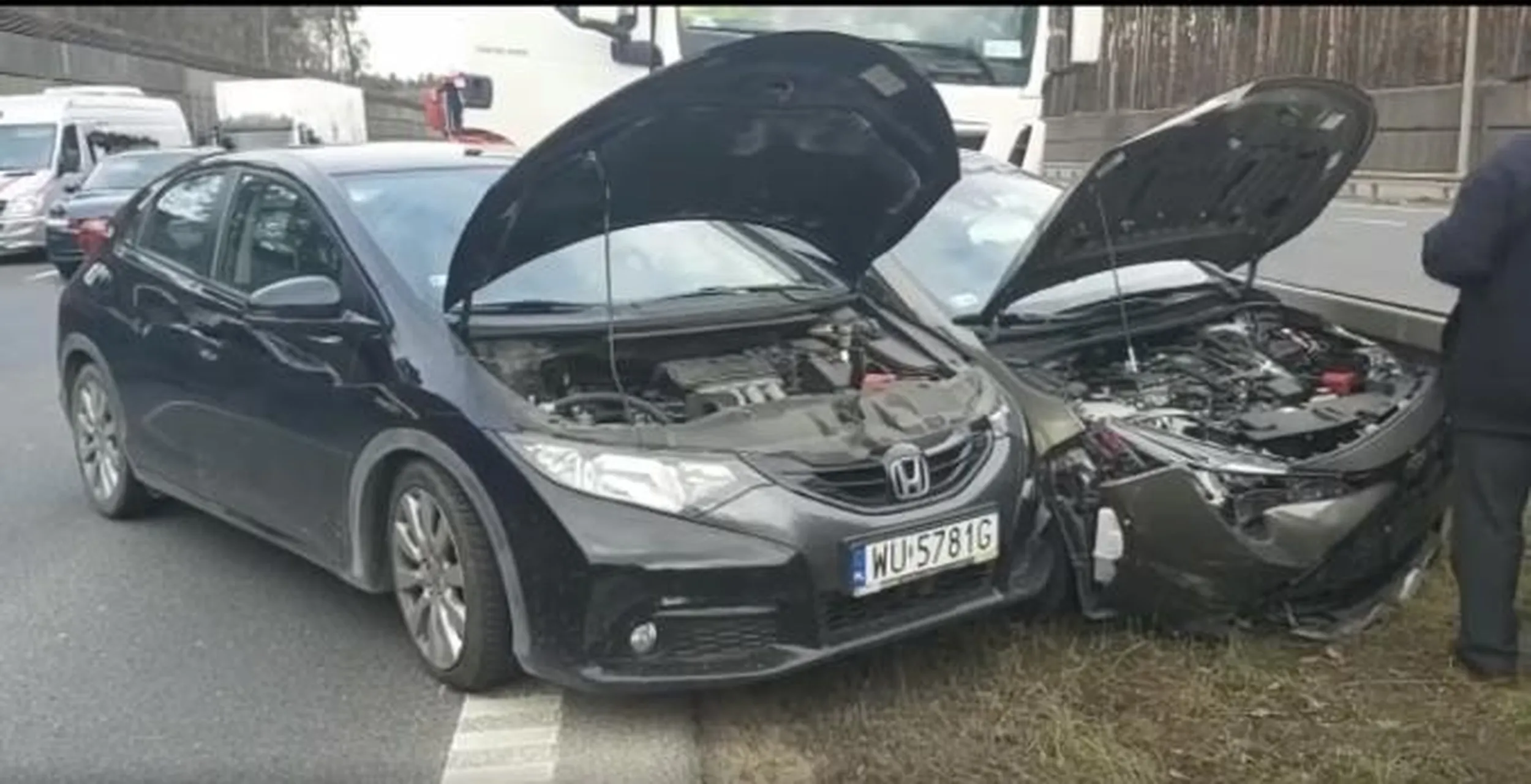 Kretyn wjezdzajacy przed tira i powodujacy kolizje 4 aut. Prawo jazdy z chipsow i zablokowana droga pod Warszawa.