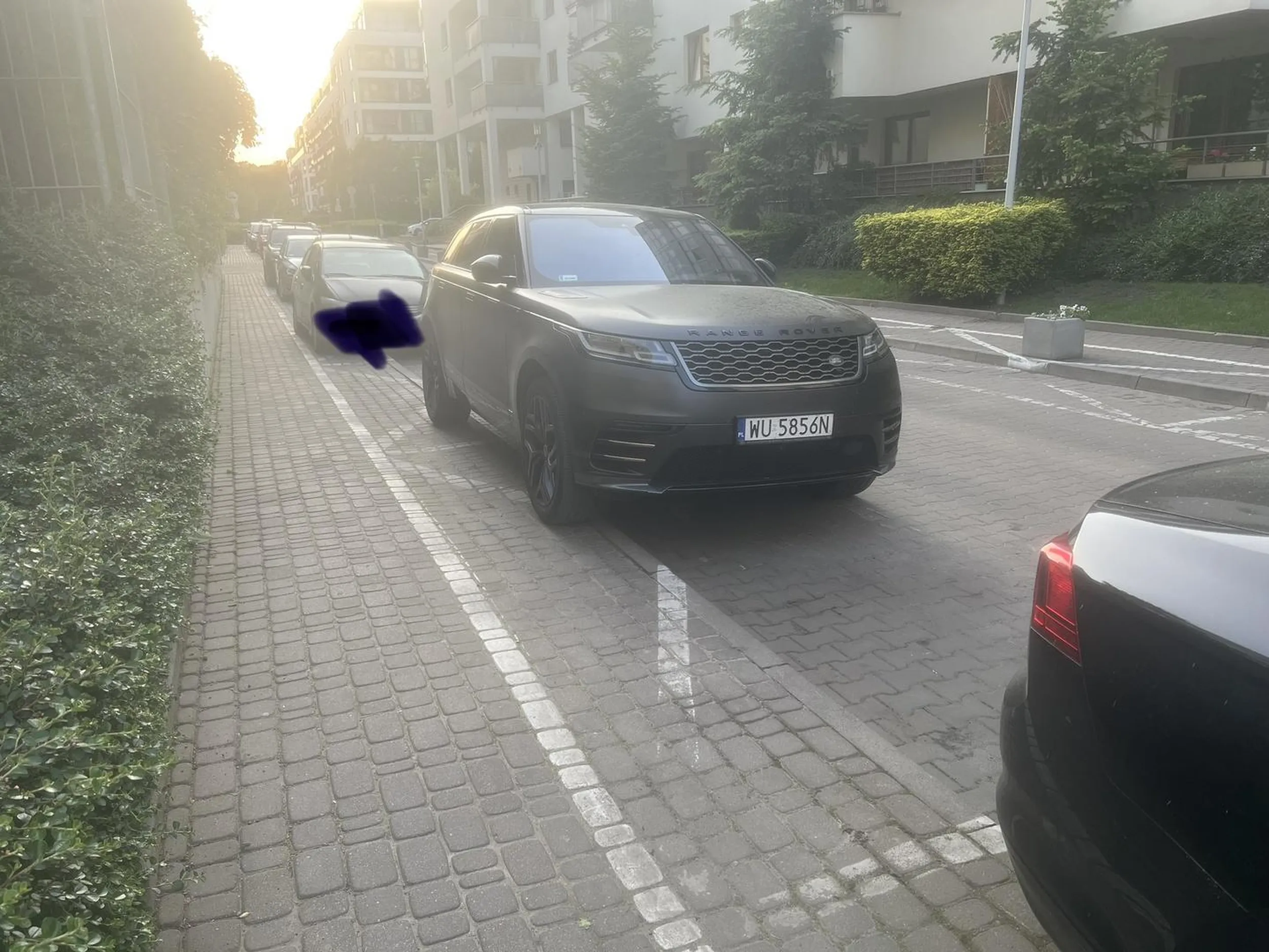 Naucz się parkować albo kup okulary, bo trudno widocznie zająć jedną kopertę. I umyj samochód, brudasie.