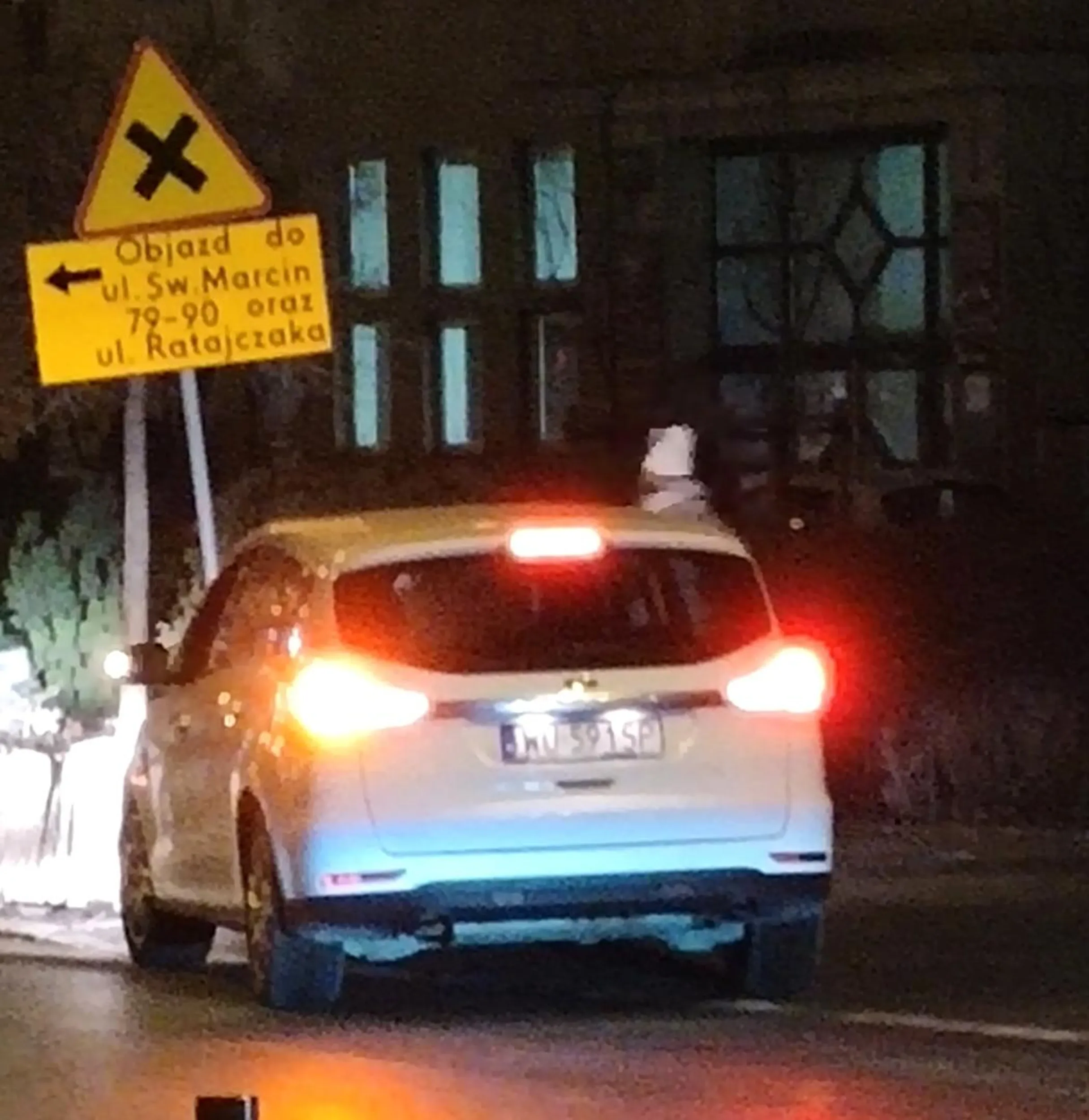 Jeździ jak pijany. Obił się o parkujące samochody, zatrzymał by świadkowie odjechali i potem uciekł z miejsca zdarzenia.