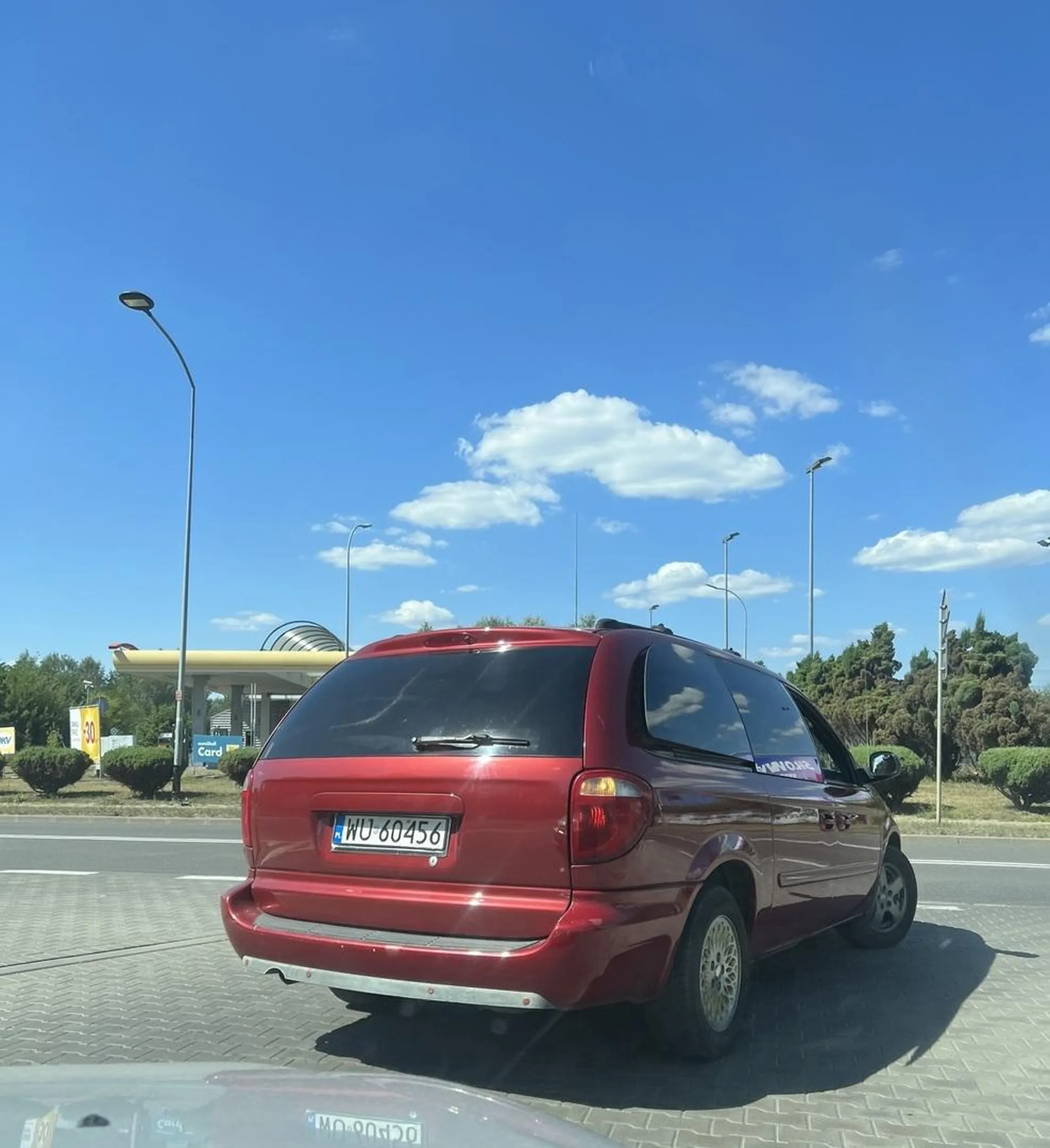 Pod stacją BP koleś cofa i nawet nie patrzy w lusterka niemal doprowadzając do kolizji…