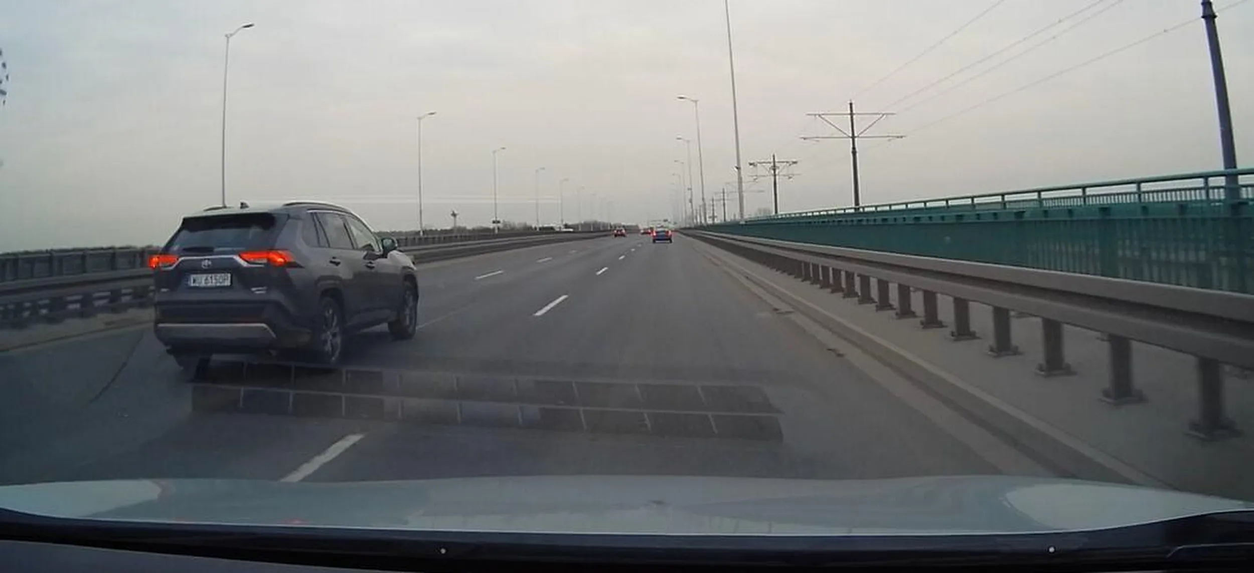 Na moście środkowym pasem na ograniczeniu do 80 jedzie 60km/h i w trakcie wyprzedzania go nagle przyspiesza do 100, żeby uniemożliwić zmianę pasa. Toyota i wszystko jasne...