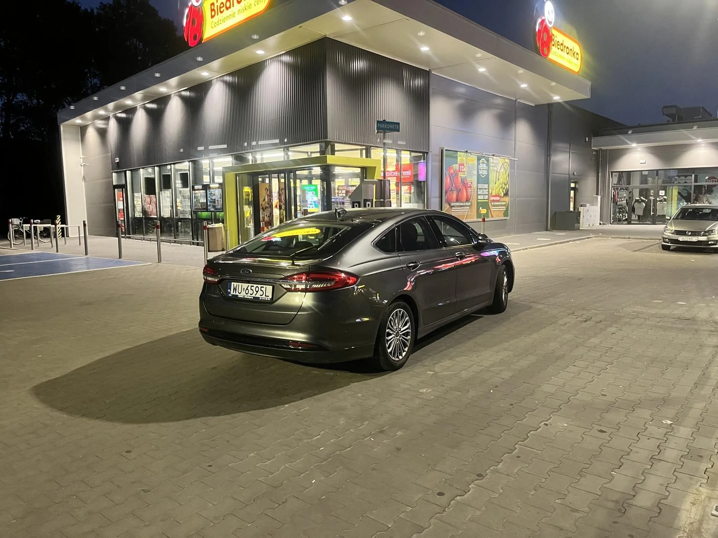 Bliżej sklepu i na środku przejazdu stanąć sie nie dało.