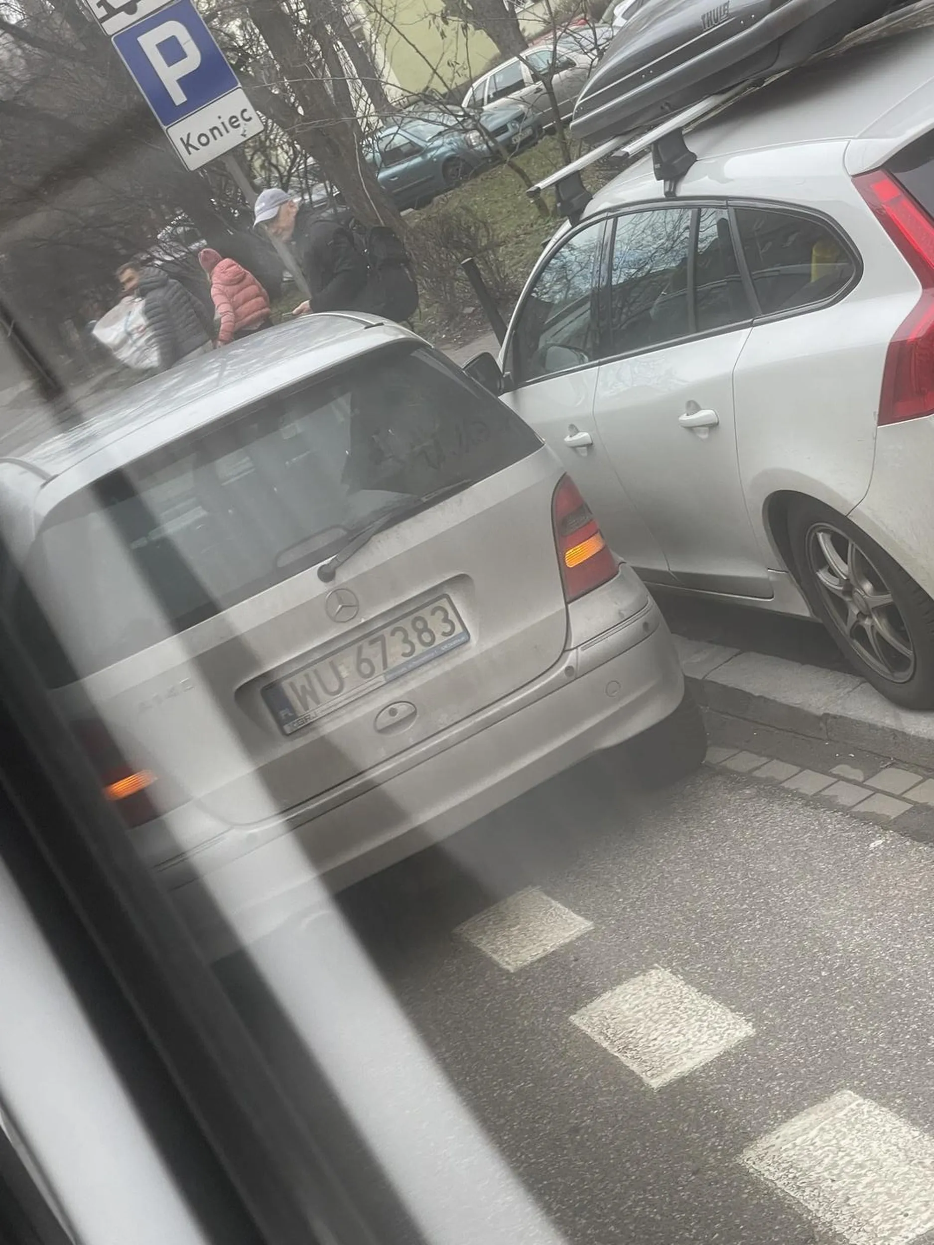 Stanal na środku drogi na awaryjnych blokując ruch + pana z prawej który chciał wyjechać