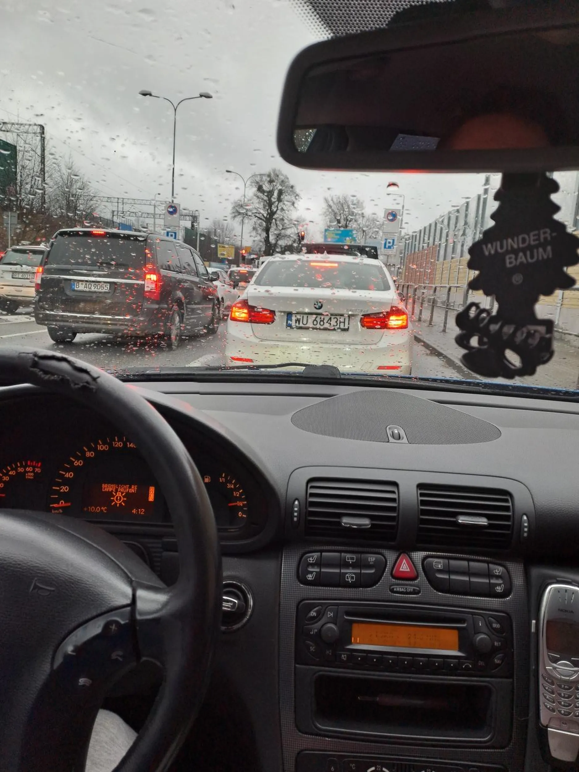 Typowy kierowca BMW wpierdziela się bez kierunkowskazu