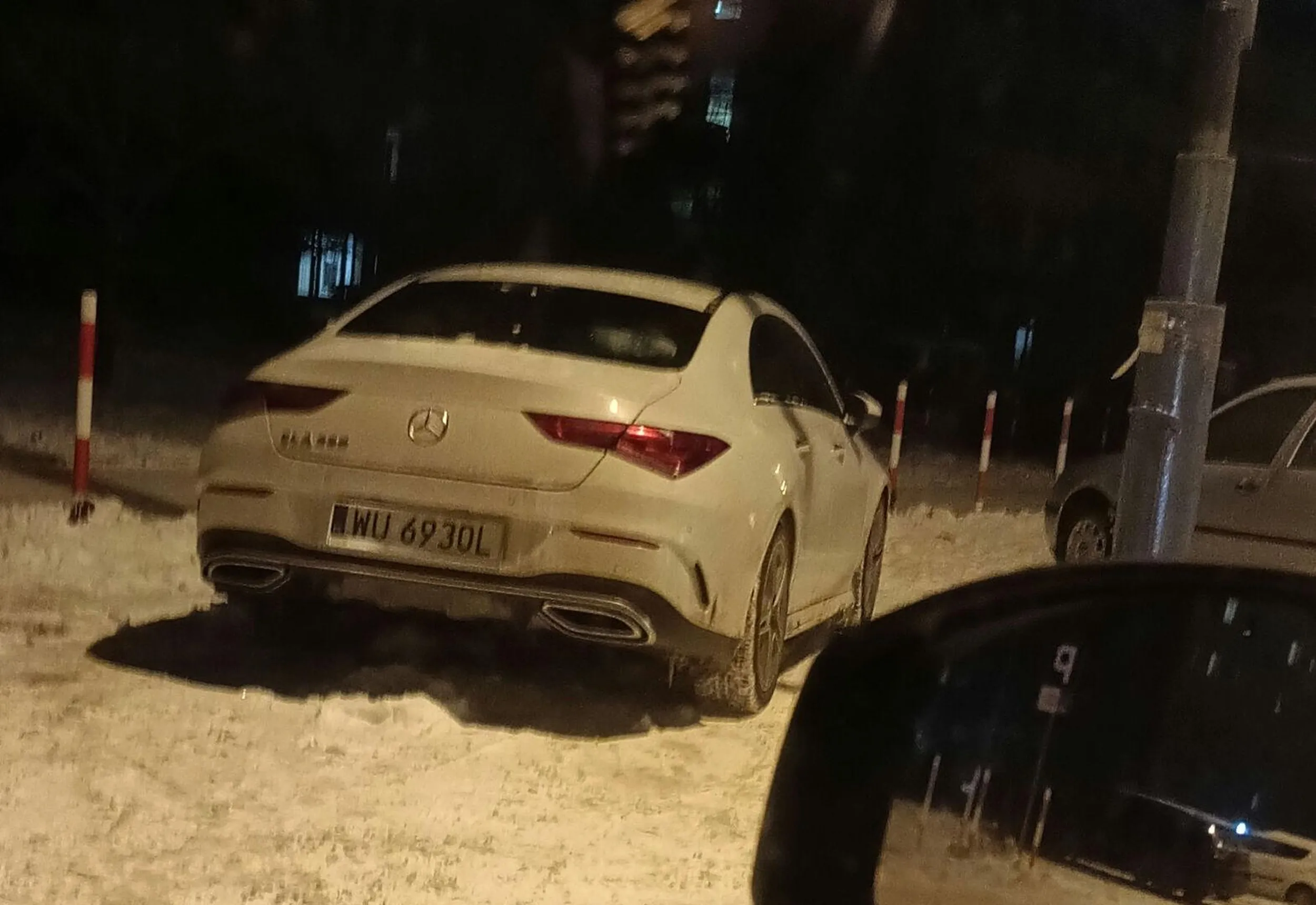 Paniusia z Mercedesa, przejechała na czerwonym świetle gdy już było zielone światło na pieszych. Mało brakowało a doszłoby do tragedii. Wysyłam film na Policję .