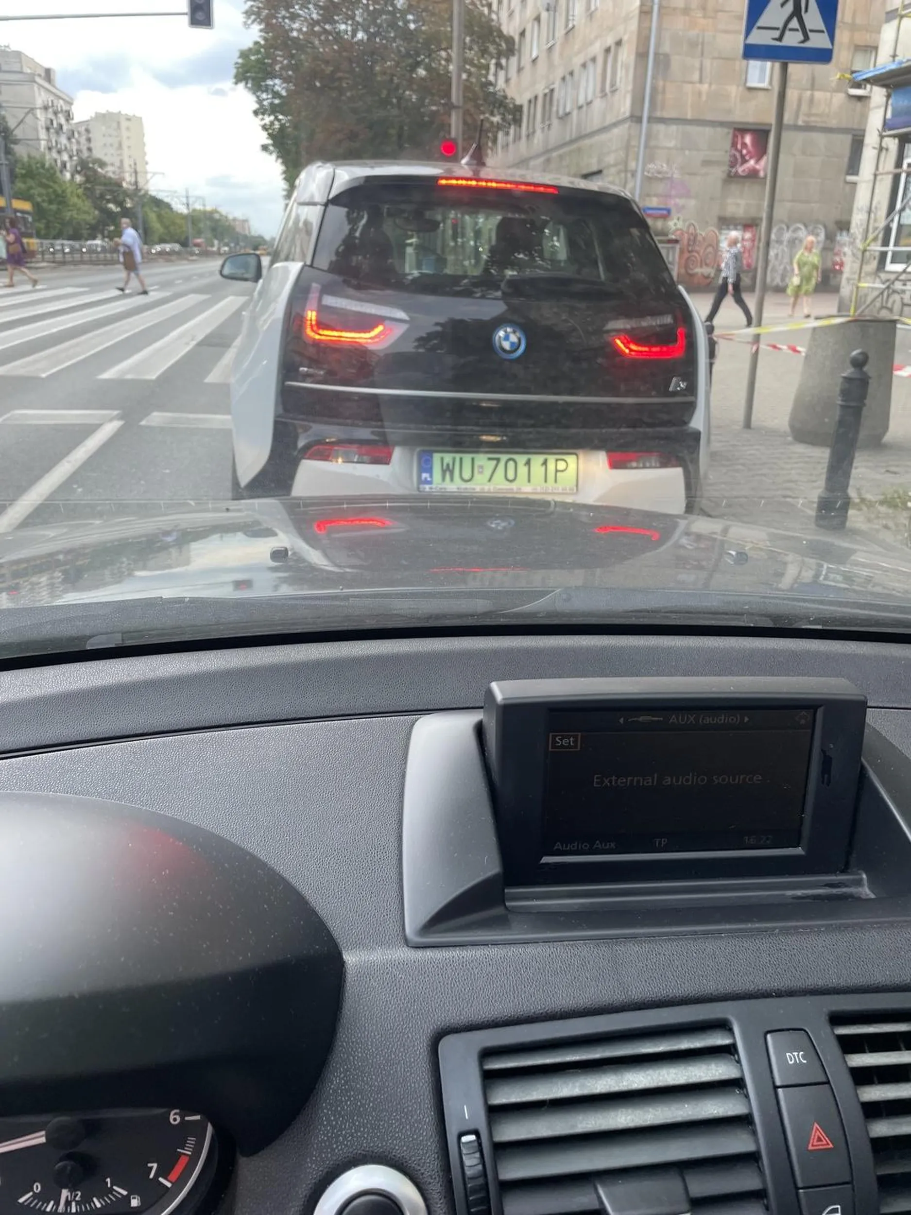 Ta uprzejma Pani co pokazuje środkowy palec ma BMW i3 i jeździ po mieście 150 km/h żeby tylko być pierwsza na światłach