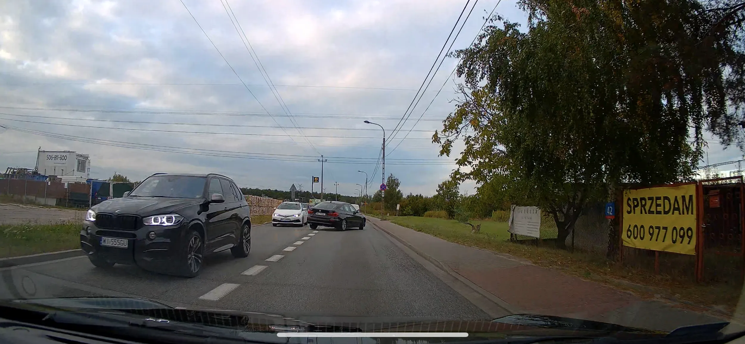 Niby policja a jeździć nie umie. Wyskakuje jak Filip z konopii przed prawidłowo jadące auta