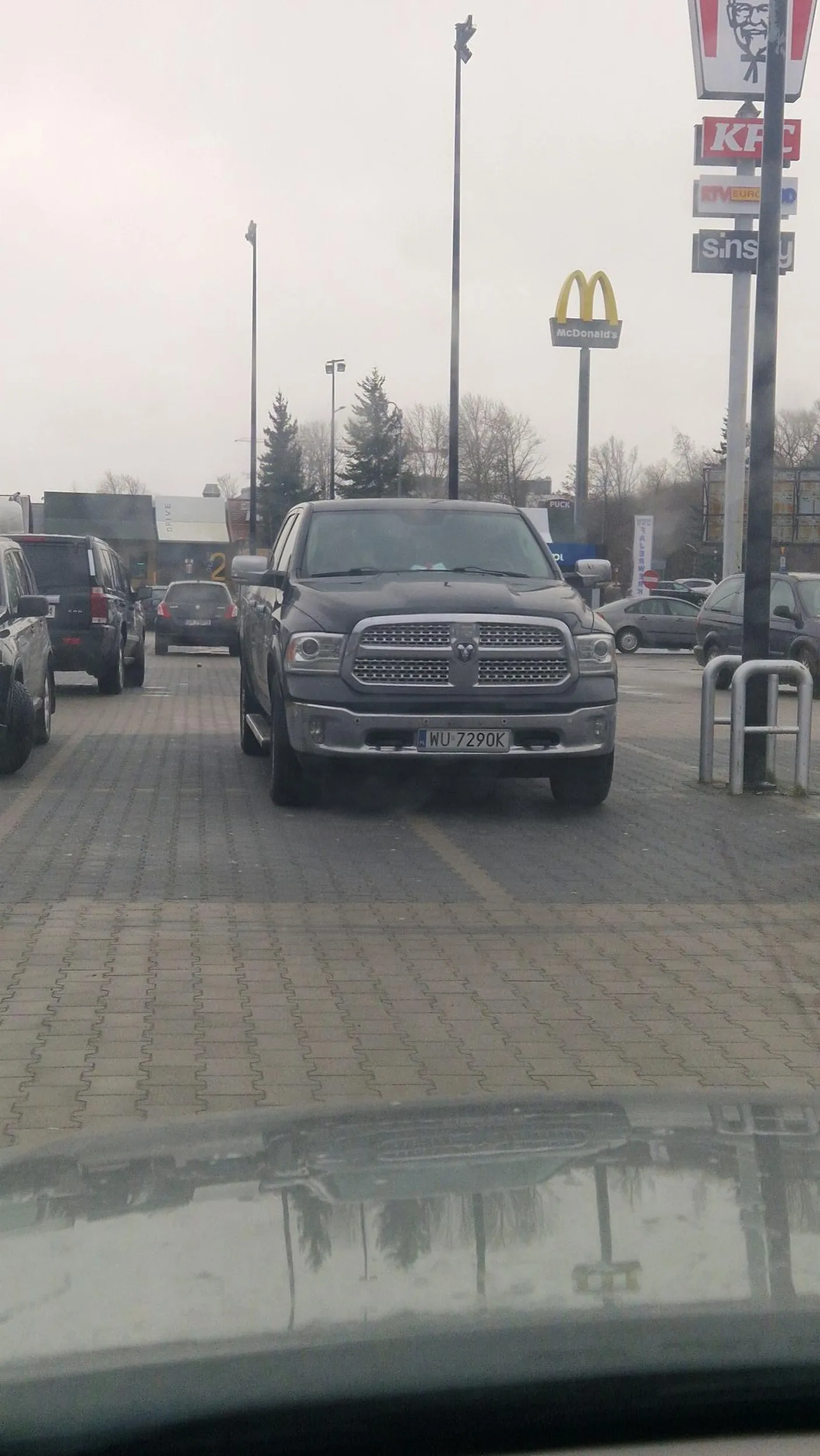 Wielkie auto mam , na czterech miejscach parkuję sam. Niech Kaszuby widzą że Warszawa do Pucka przyjechała.