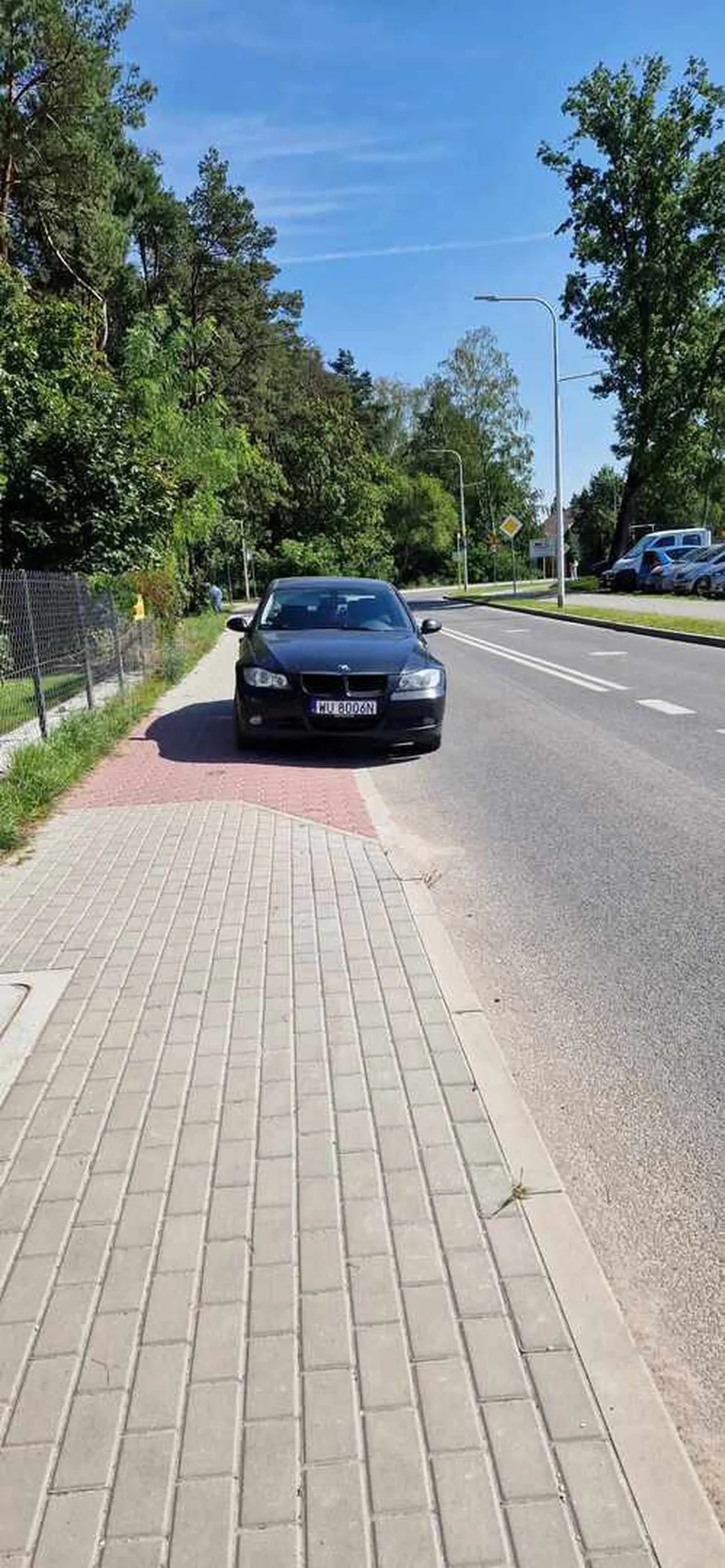 Parkowanie na chodniku nie pozostawiając pieszym wymaganego 1.5 metra miejsca. Dodatkowo jeszcze parkowanie wzdłuż podwójnej ciągłej zmuszając innych kierowców do jej przekraczania.