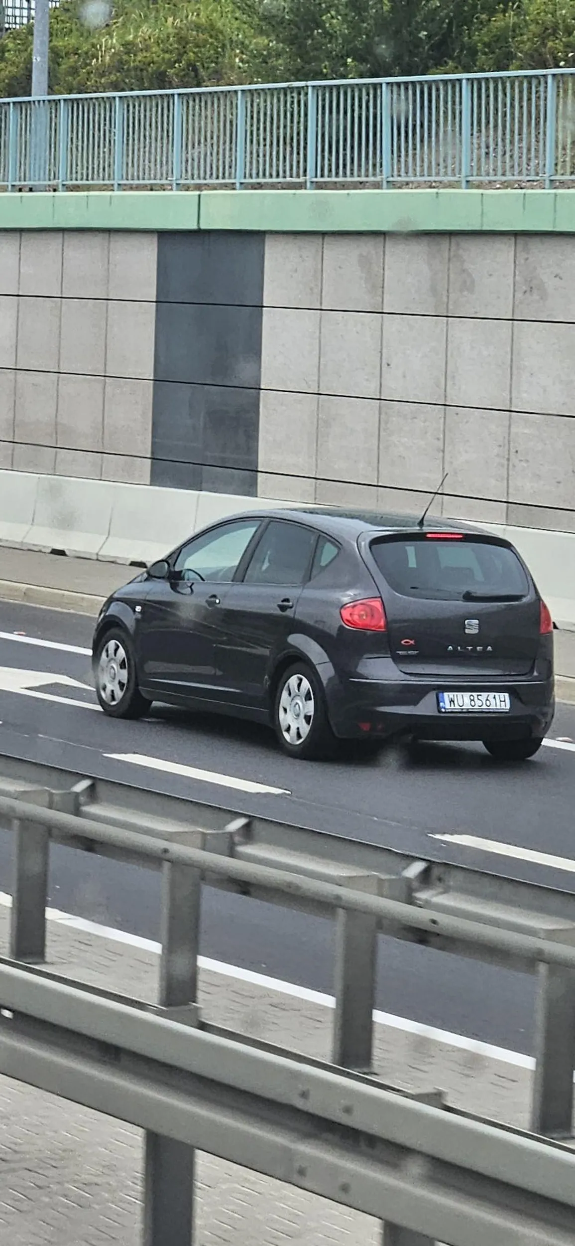 Zajezdza droge celowo, wolna jazda srodkowym pasem, w ostatniej chwili wjezdza pod maske i zjezdza z drogi. Głupi choj