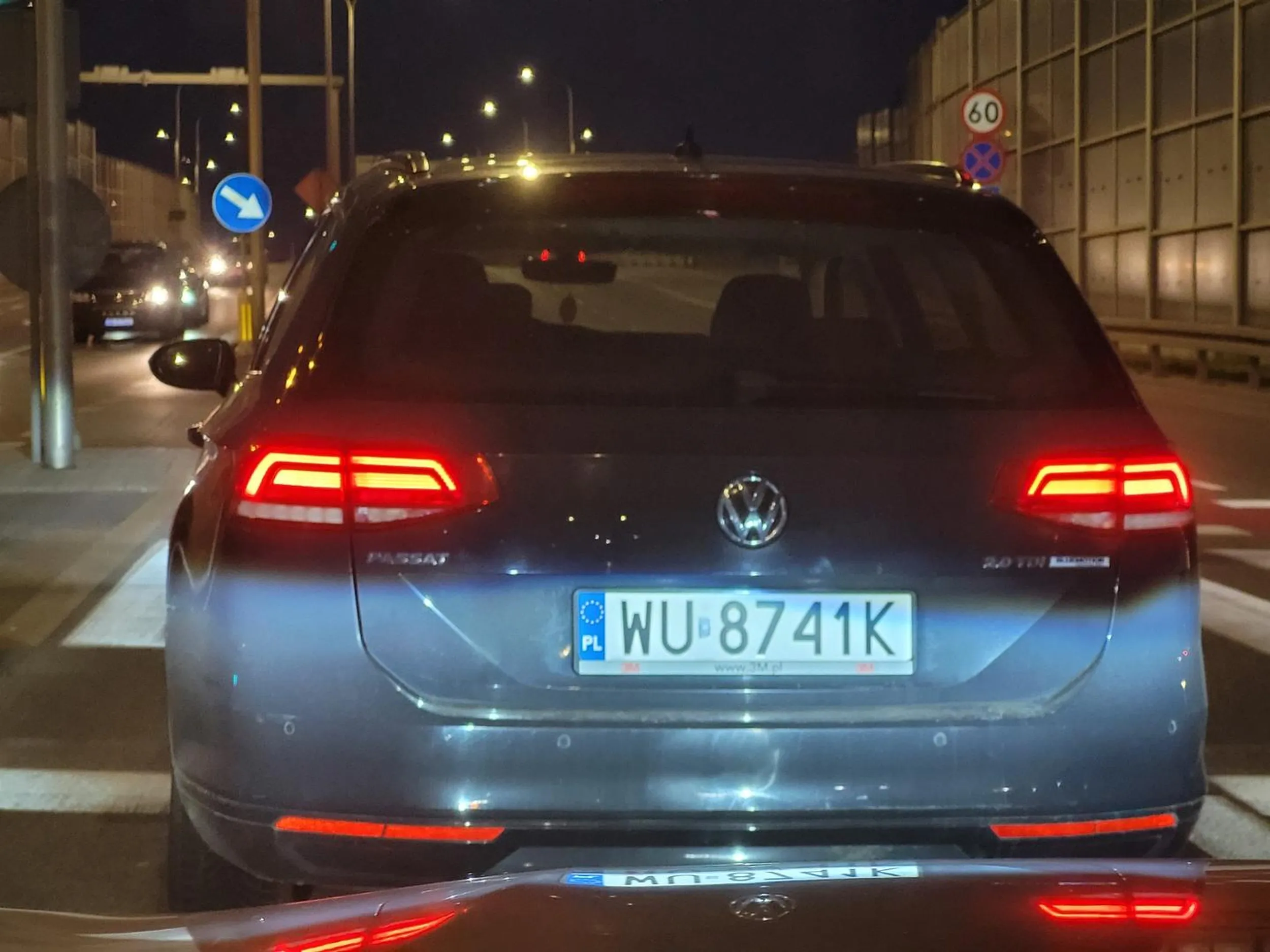 Znaczne przekraczanie prędkości, jazda beż kierunkowskazów, zajeżdżanie drogi. Jednym słowem imbecyl. On tu jest najważniejszy a wszyscy inni wypierd.....ć bo on kufa jedzie.