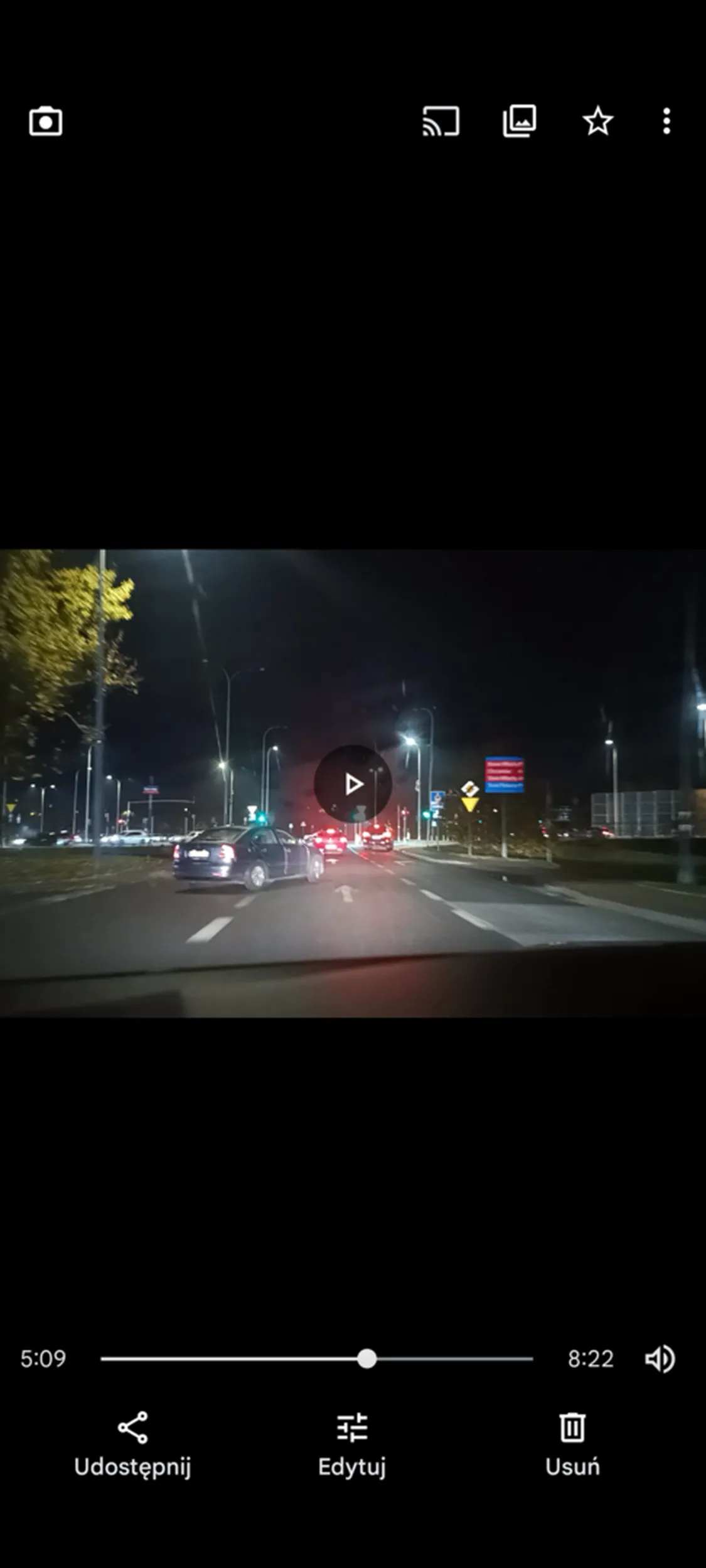 Kierowca nie wolno wyjeżdżać z bocznej ulicy wprost przed nadjeżdżający samochód, bo kiedyś zginiesz albo zabijesz swojego pasażera.