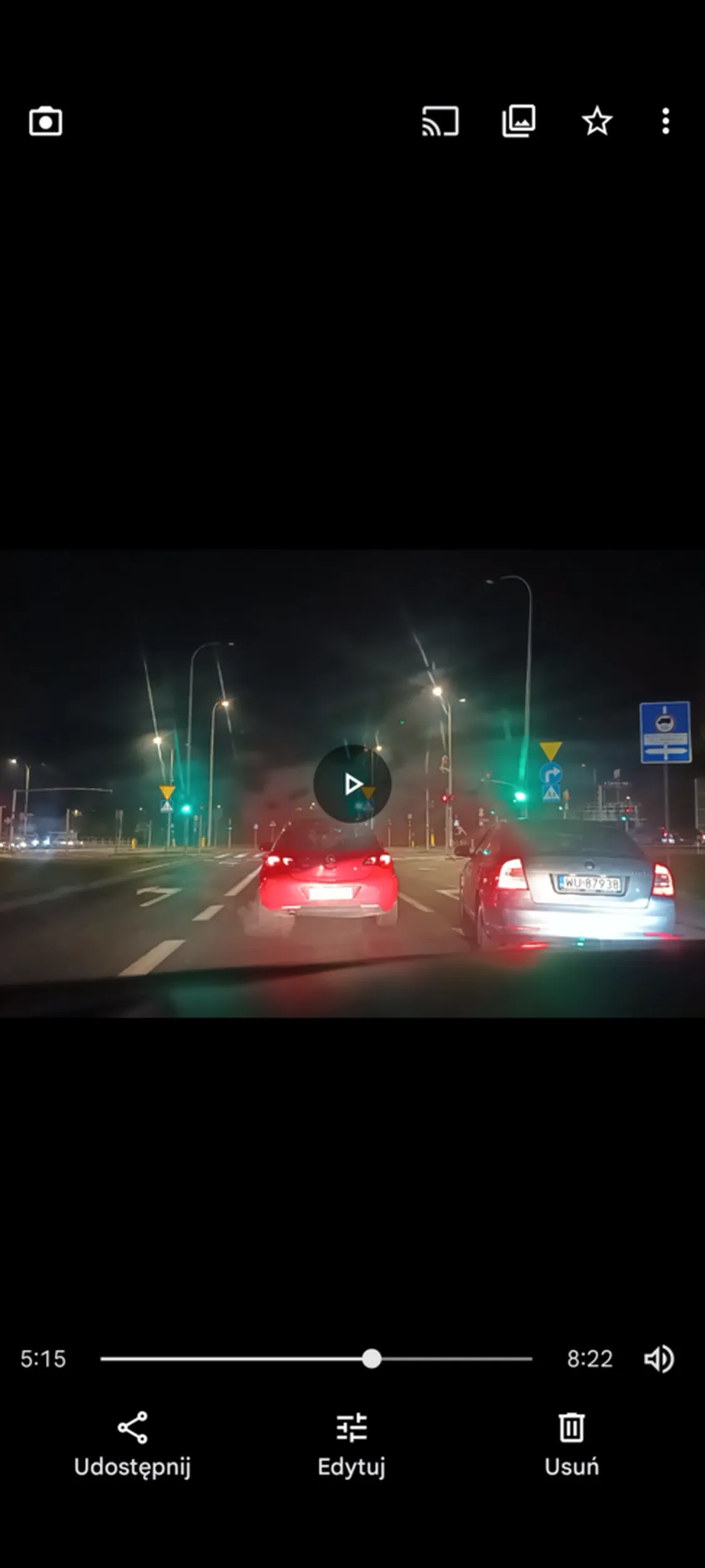 Kierowca nie wolno wyjeżdżać z bocznej ulicy wprost przed nadjeżdżający samochód, bo kiedyś zginiesz albo zabijesz swojego pasażera.