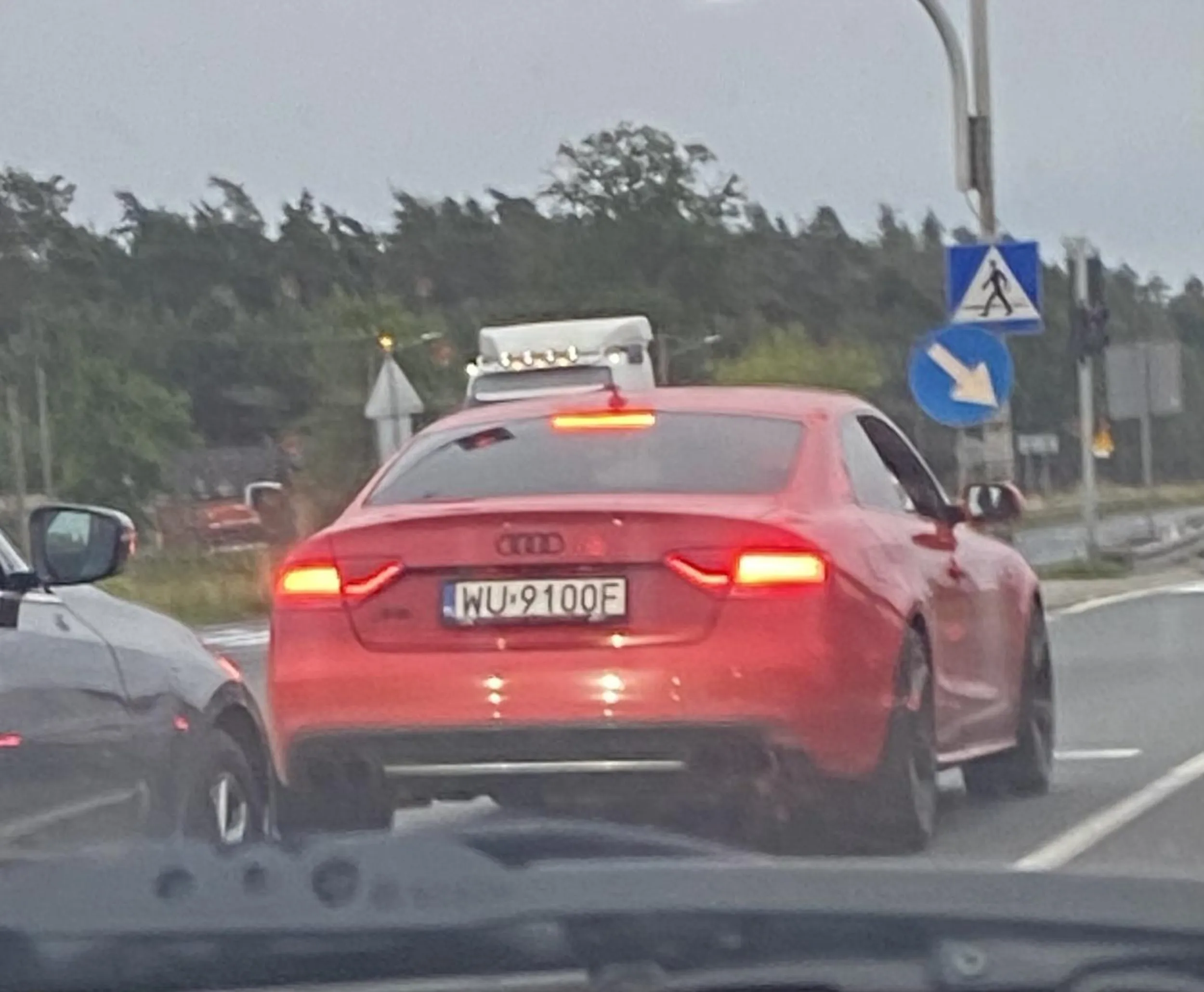 Urządzanie sobie wyścigów i przedłużanie f@*$a pokazując jakie to ma przyspieszenie w miejscu robót drogowych przy ograniczeniach prędkości