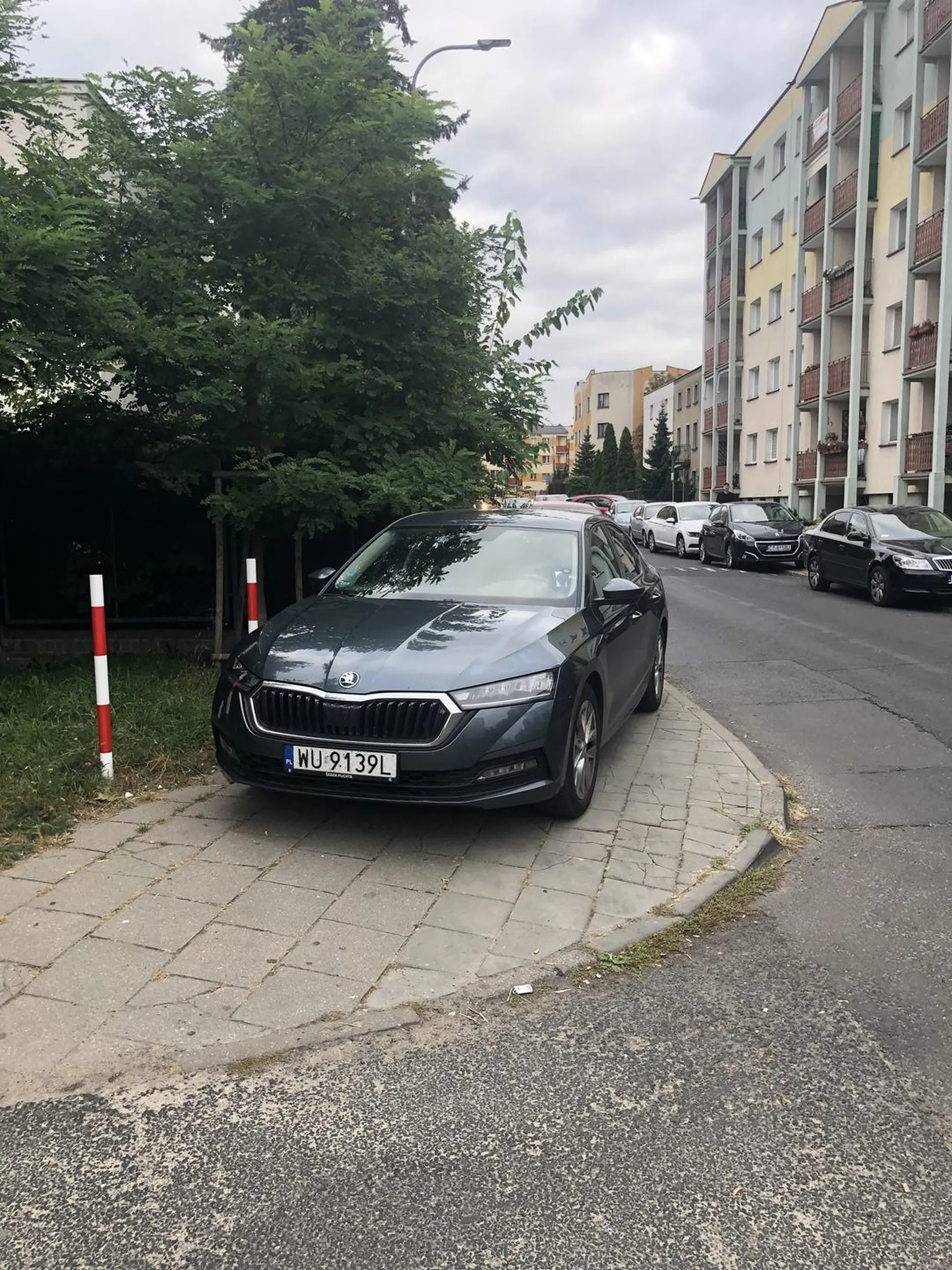 Chodnik pod szkołą. Pani przejmuje się wyłącznie swoim dzieckiem i nie jest w stanie pokonać 30m od miejsca parkingowego tylko zastawia chodnik i zmusza dzieci idące do szkoły do wchodzenia na jezdnię. Czy to myślący kierowca?!