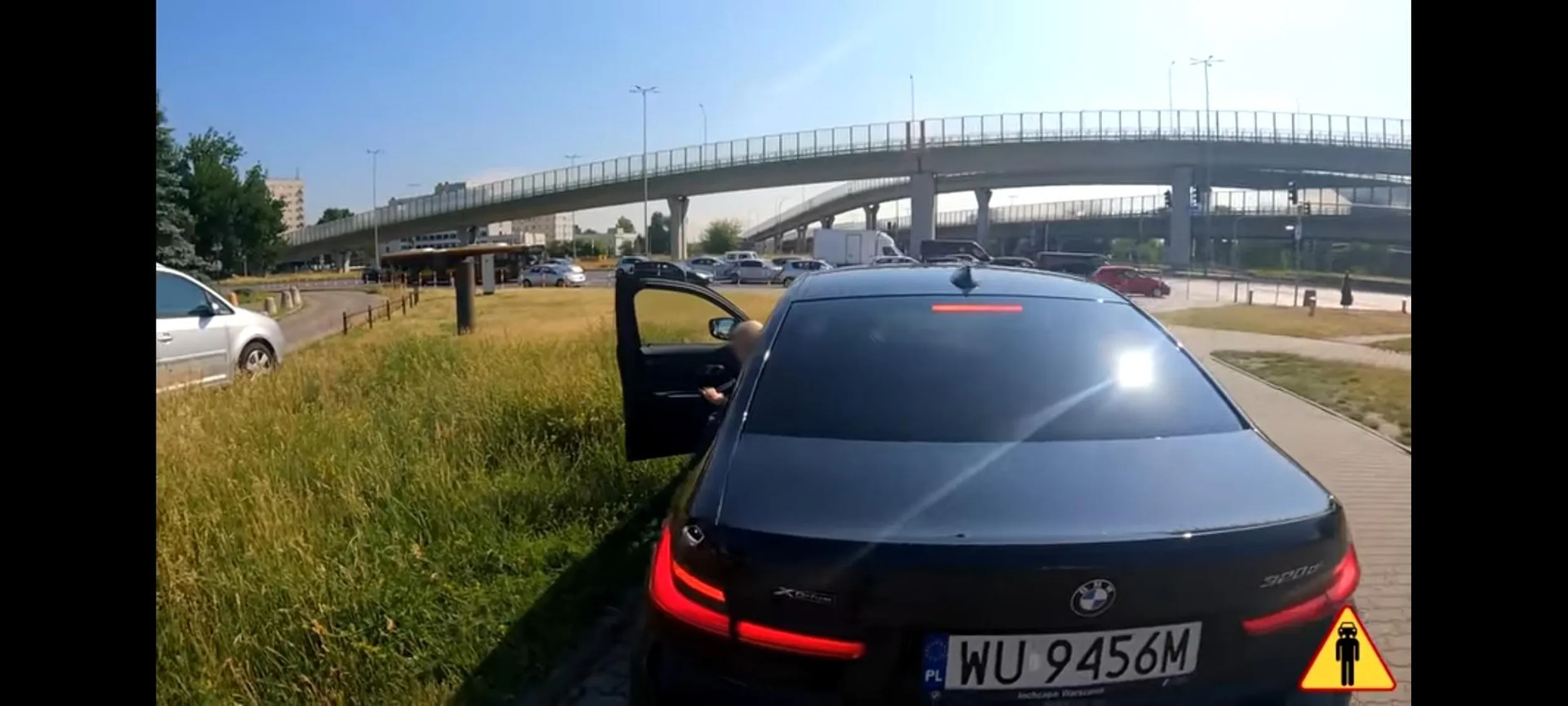 Patrzcie na to ruscie ścierwo, na polskich blachach to może parkować gdzie chce.