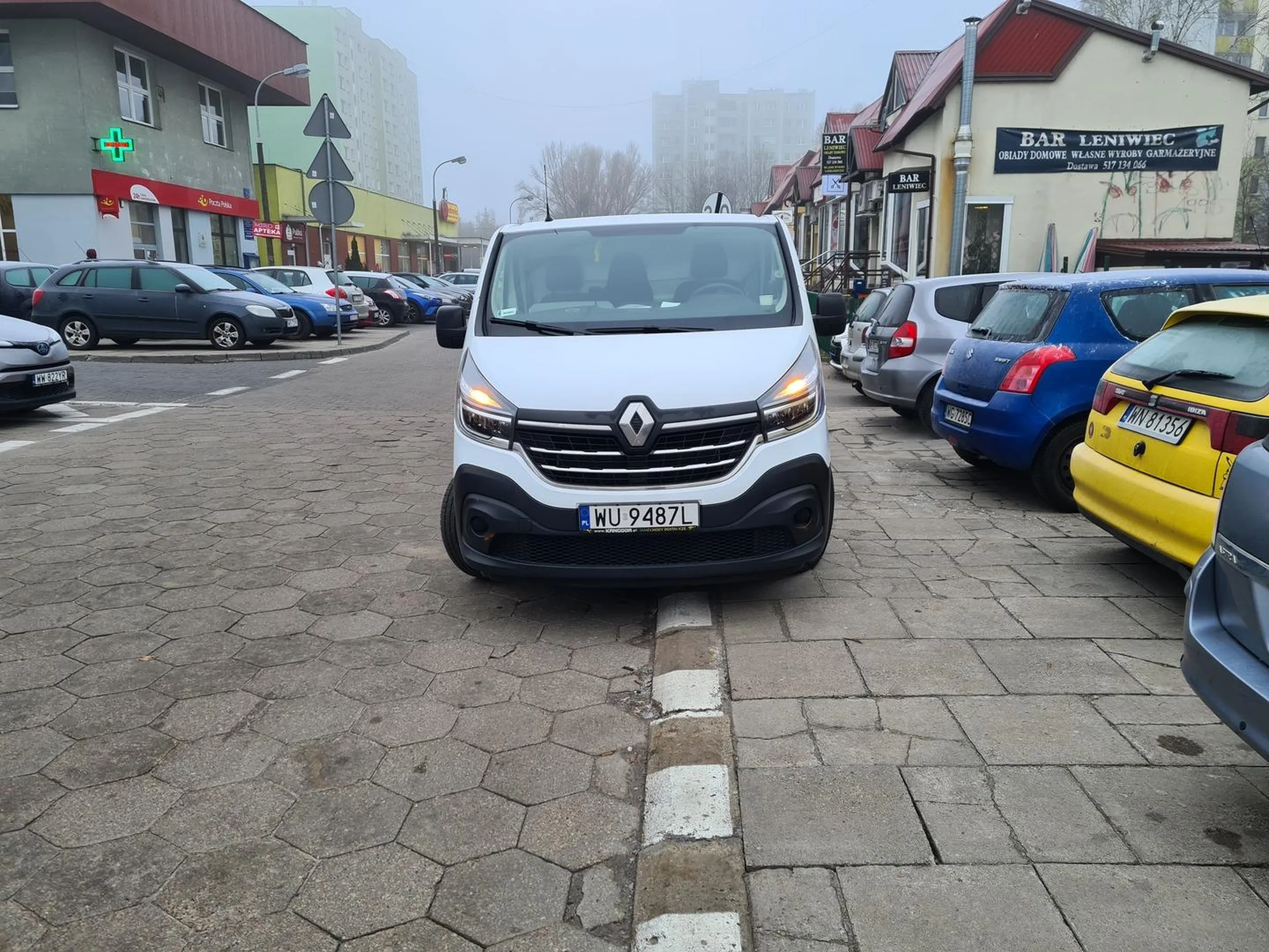 Matoł zastawił innym auta będąc na awaryjnych ponad 20 minut. Tylko dzięki życzliwości innych ludzi i przeparkowaniu przez nich swoich aut byłem w stanie wyjechać.