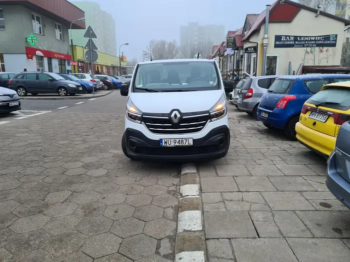 Matoł zastawił innym auta będąc na awaryjnych ponad 20 minut. Tylko dzięki życzliwości innych ludzi i przeparkowaniu przez nich swoich aut byłem w stanie wyjechać.