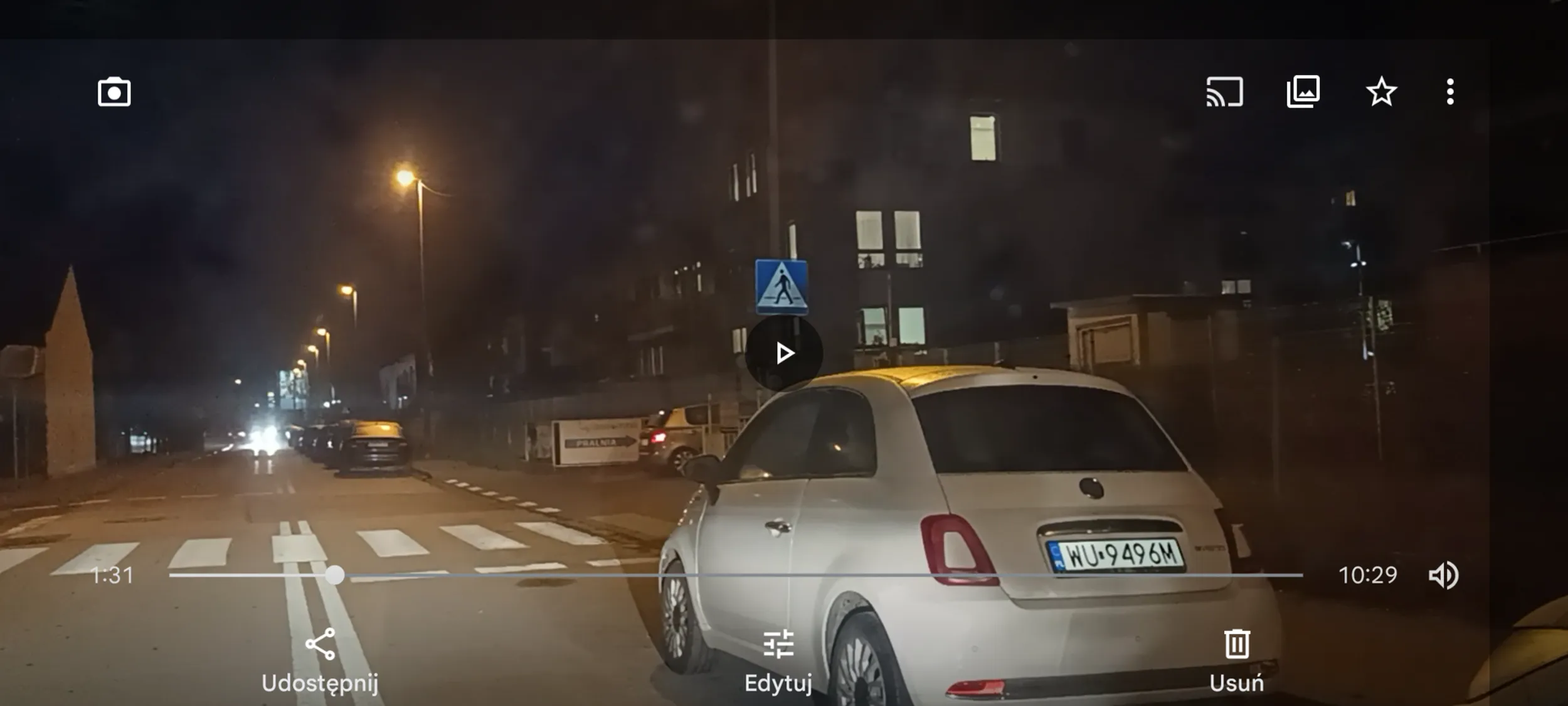 Parkowanie w odległości 1.5m od przejścia dla pieszych , w po zmroku szczególnie niebezpieczne i może ktoś tutaj zginąć przez z tego kierowcę.