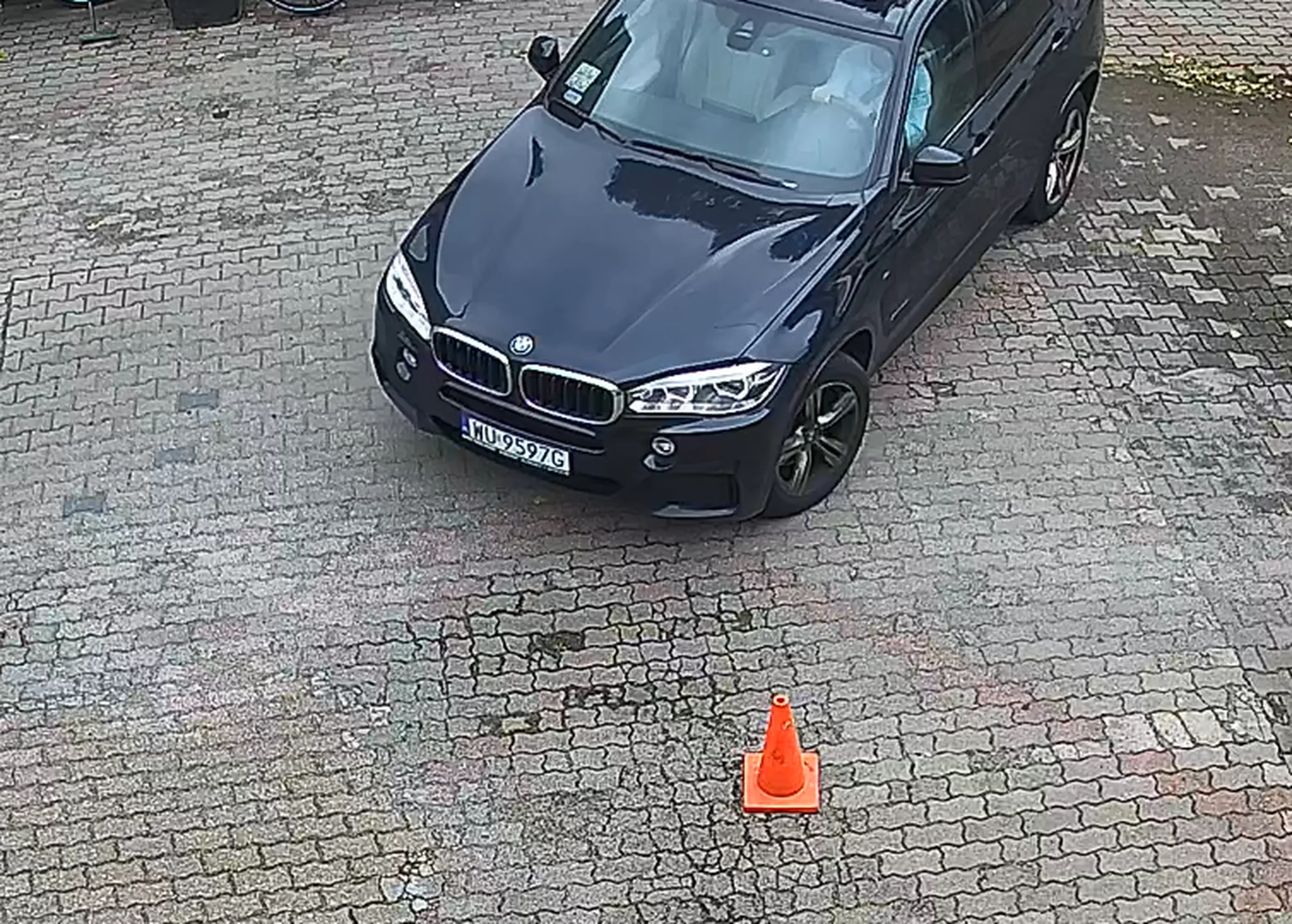 kierowca chyba nie dowidzi lub celowo rozjeżdza słupki parkingowe.