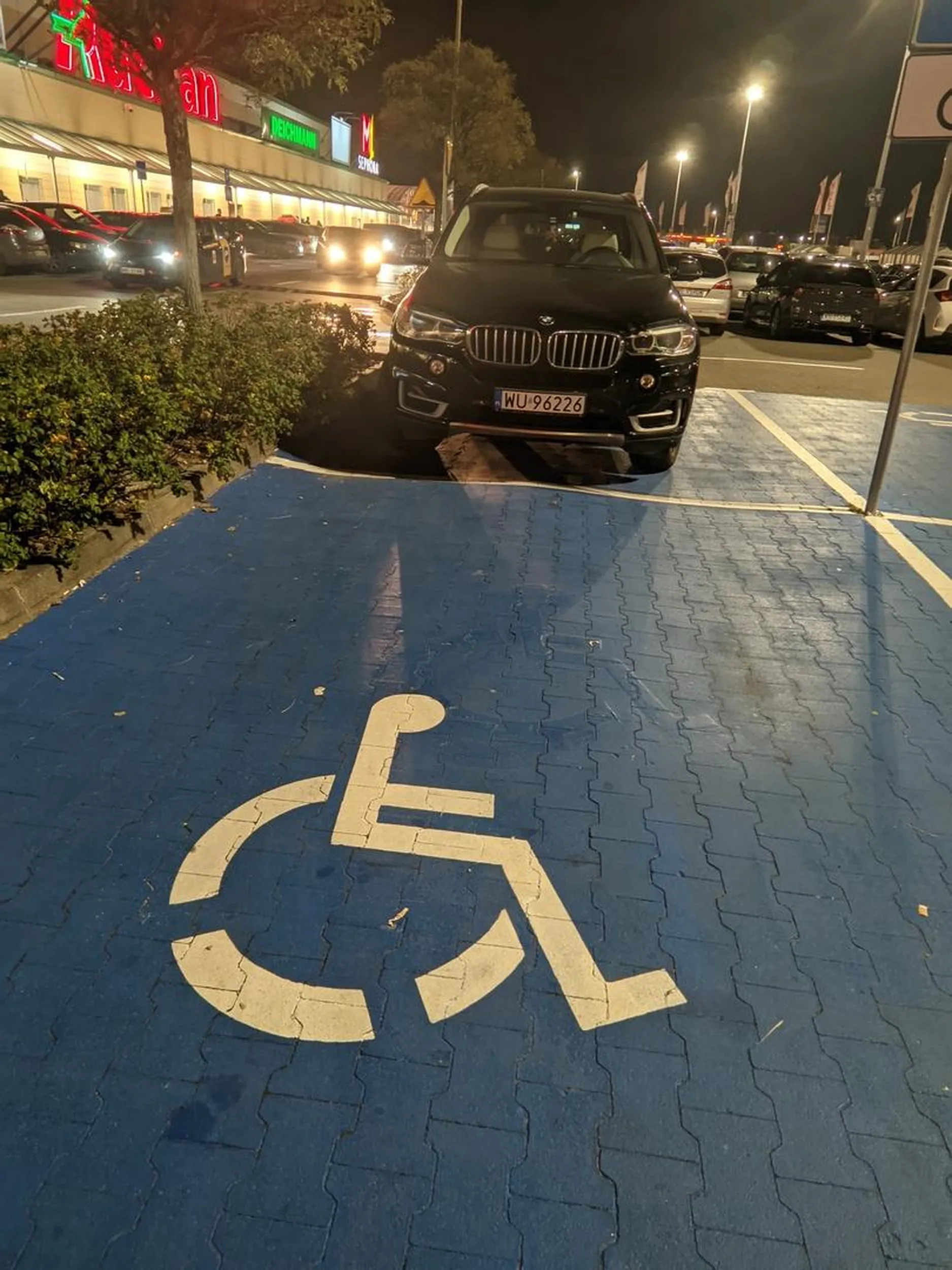 Pani nie wyglądała na niepełnosprawną... Mimo miejsc dalszych staneła na najbliżym miejscu  przy wejściu. ŻENADA !!!