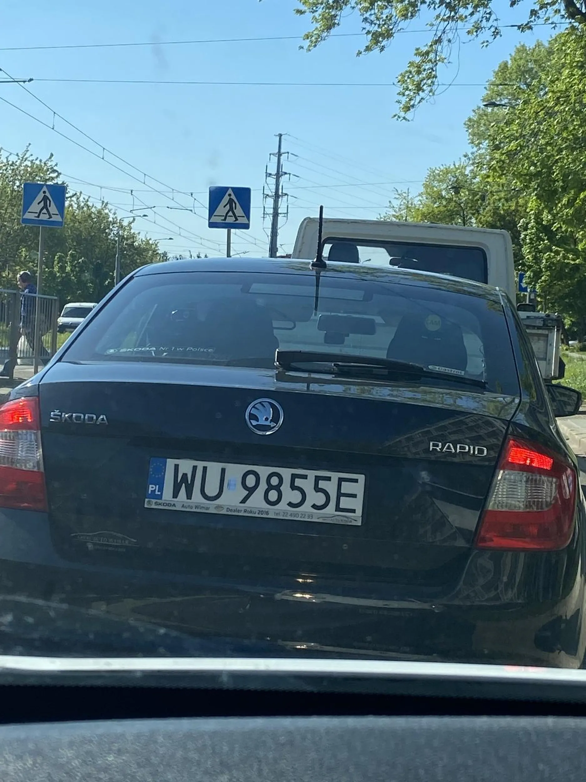 Blokuje lewy pas i atakuje kierowco