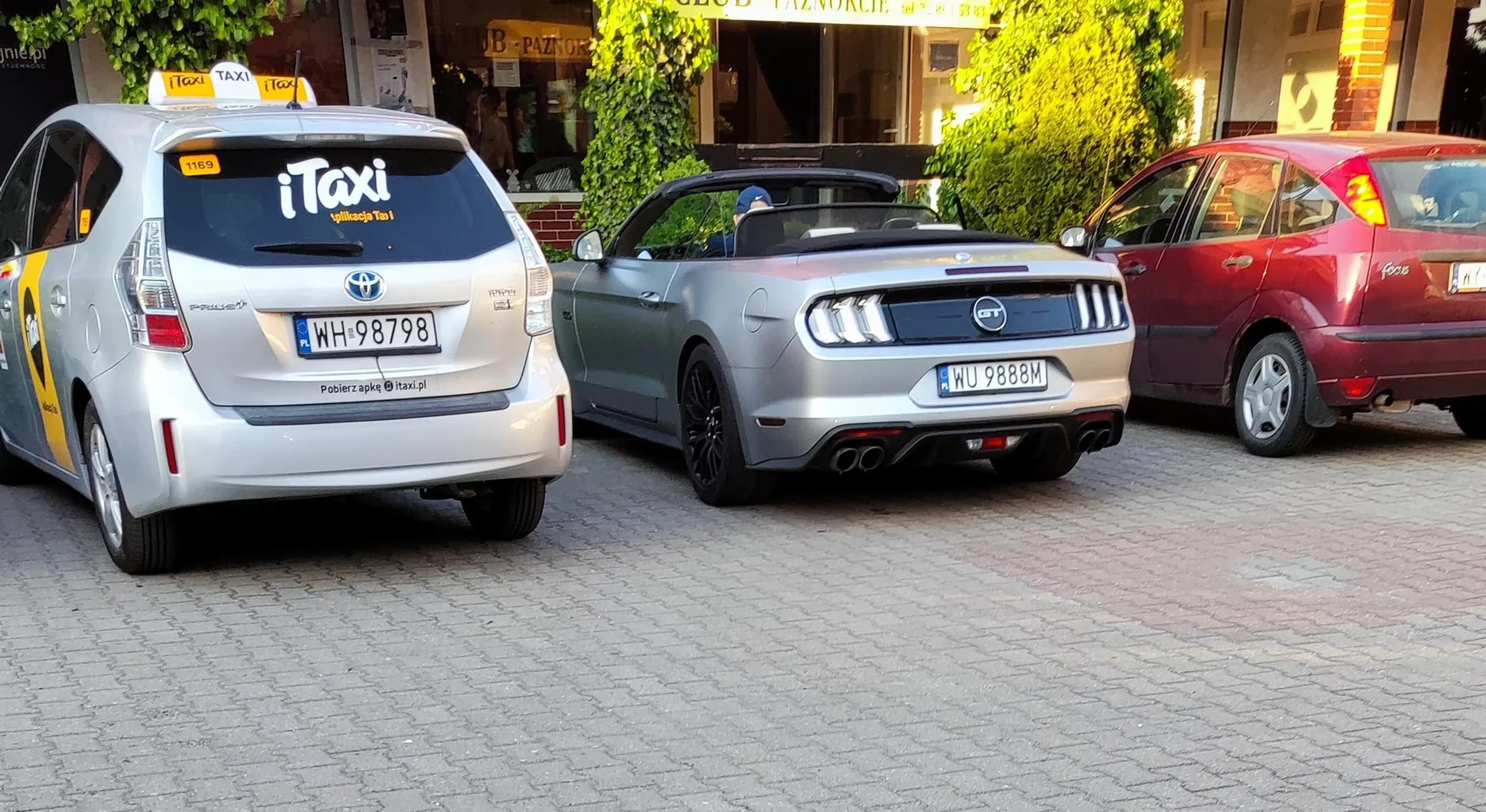 Gość ma sklejona stulejke i w zamian musi mocno gazowac autem i robić hałas na osiedlu. Nie polecam.