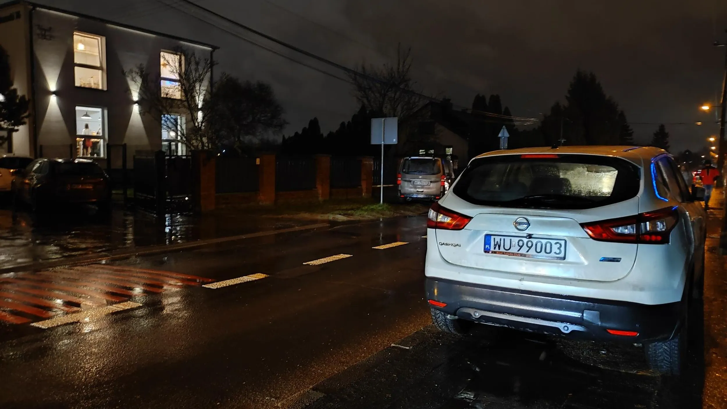 Ktoś porzucił auto na chodniku :-)