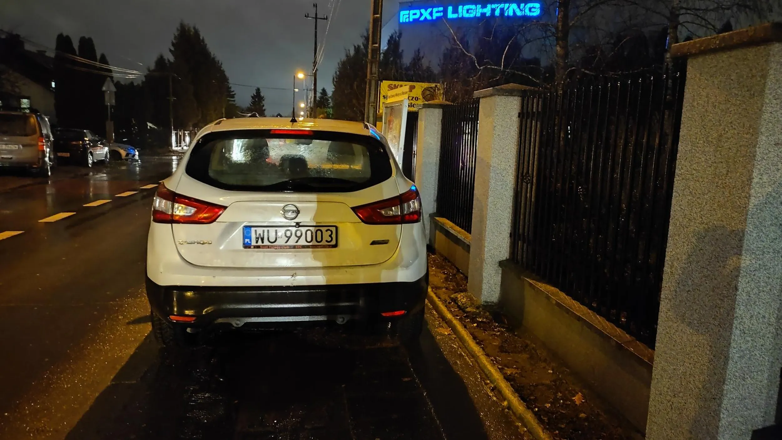 Ktoś porzucił auto na chodniku :-)