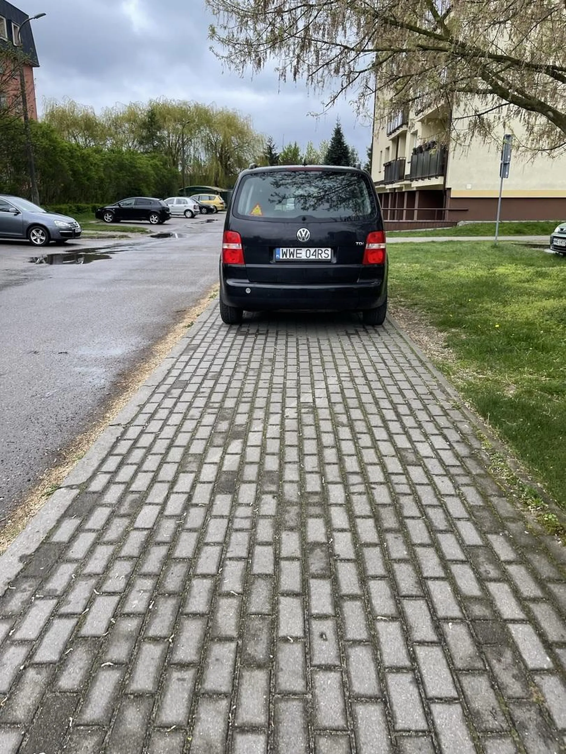 Notoryczne parkowanie na całej szerokości chodnika pomimo wolnych miejsc kilka metrów obok