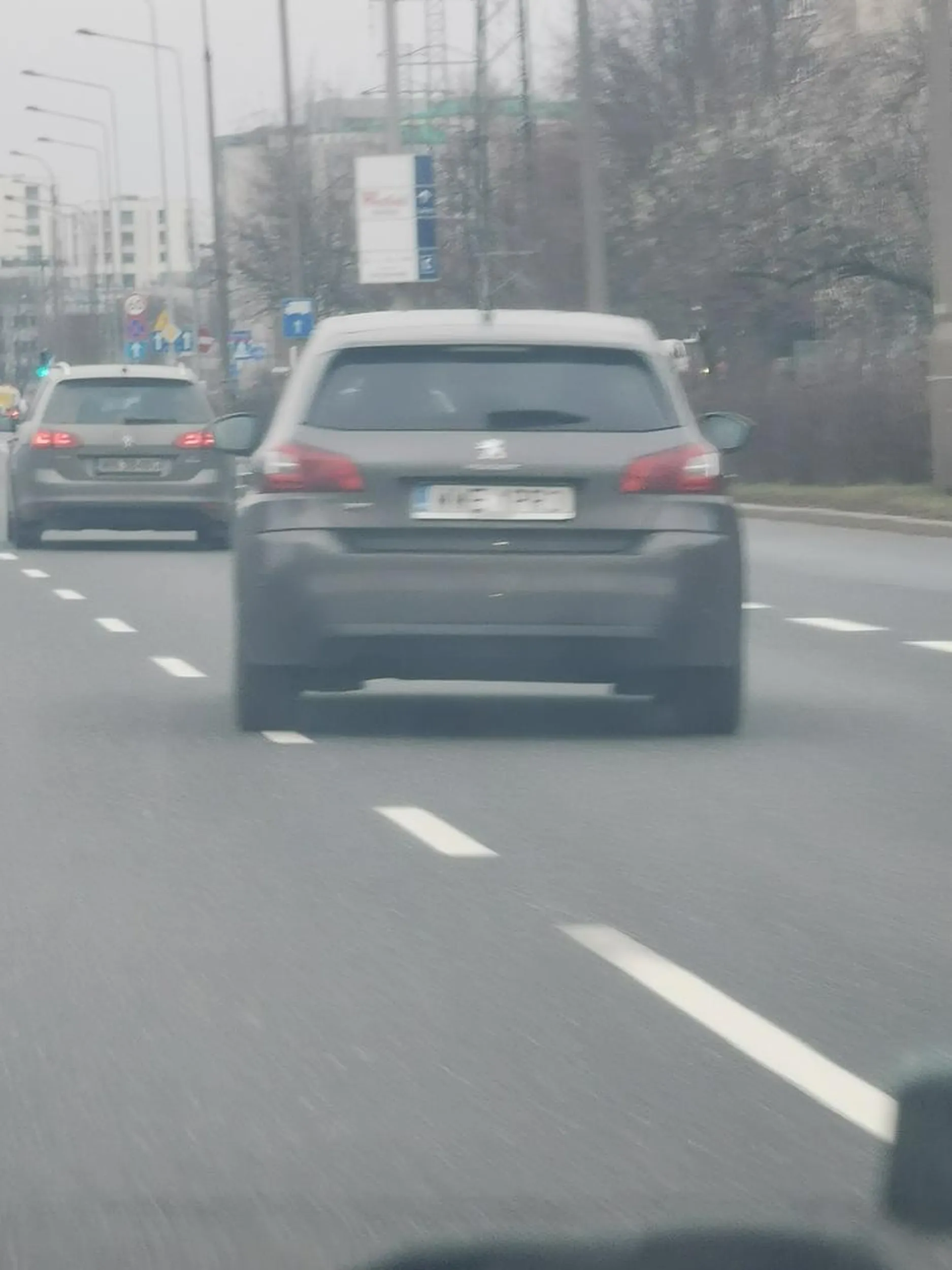 Nawet jeśli ktoś jedzie wolniej niż ty to nie jest powód żeby siedzieć mu na dupie, bez zachowania bezpiecznej odległości. Potem typ wyprzedza i przyhamowuje. Zmienia pasy na linii ciągłej, nie używa kierunkowskazów.